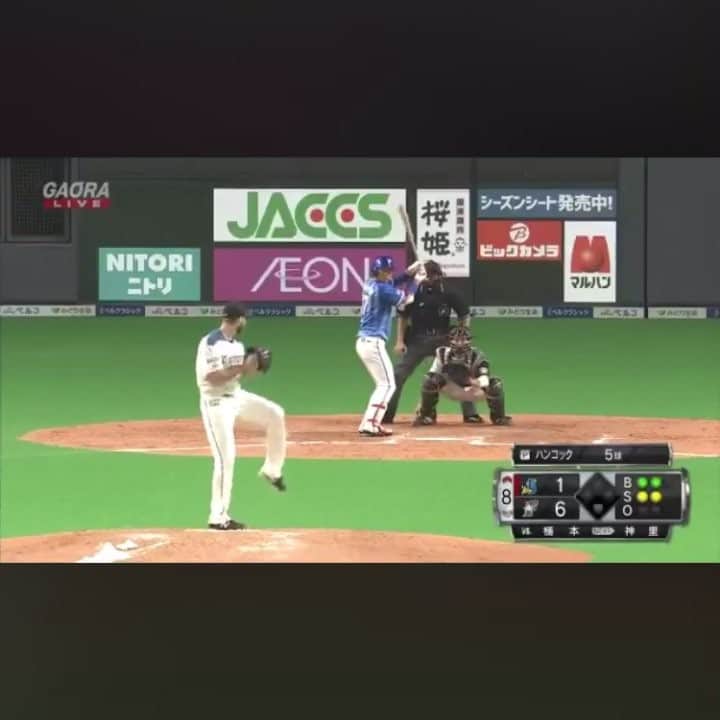 ジャスティン・ハンコックのインスタグラム：「Such an awesome experience throwing in my first game at home for the @fighters_official! Atmosphere is like no other here and the fans are amazing! Thanks to @khgsports for making the trip to see my home opener! • • • #sapporodome #lovefighters #worldtravelers #KHGfamily #fighters #baseball」