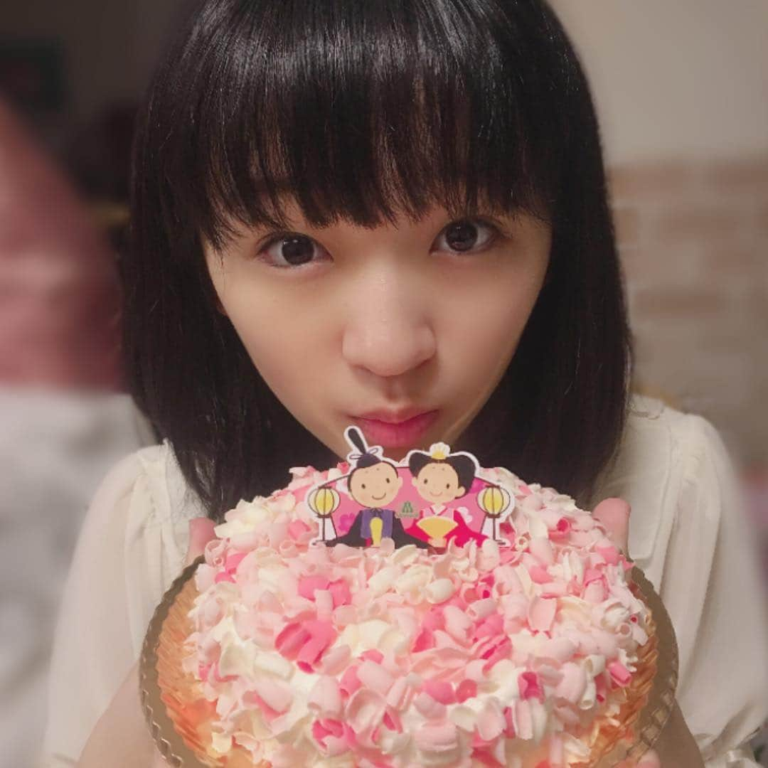 前野えまさんのインスタグラム写真 - (前野えまInstagram)「桜の花びらみたい🌸 今年のひな祭りケーキ🎎  #ひな祭り  #ひな祭りケーキ  #桜のはなびら  #桜の花びら  #前野えま」3月4日 6時33分 - maeno_ema