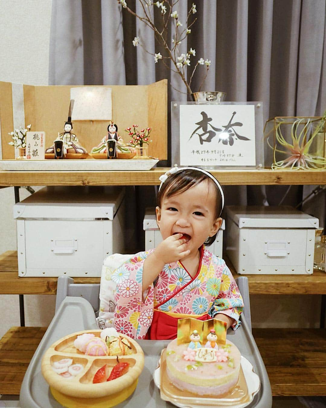 孫きょうさんのインスタグラム写真 - (孫きょうInstagram)「ひな祭り🎎🌸 初節句の時と同じ袴ロンパースを🧒🏻🍓写真選びきれなくて同じようなのばっかりで😝🙏🏼 去年は離乳食始めたばっかりだったね🥣今年は手毬寿司を手づかみもぐもぐ🍡🍱 #5枚目突然の真顔 #瞬殺で崩れる手毬寿司 #まずは大好物のいちごから . 1才5ヶ月、さて明日からママとあんちゃんの大きな試練。断乳を決意✊🏻 今日は写真と動画を沢山撮って🤱🏻最初の3日間は心を鬼にしなきゃ。泣きまくるだろうけどきっと断乳した方がお互いのため😭頑張ろうね🥺❤️ . #ひな祭り #ひな祭りパーティー #ひな祭りごはん #ひな祭り離乳食 #雛祭り #雛人形 #手巻き寿司 #手毬寿司 #1才5ヶ月 #ママリ #ベビフル #コドモノ #女の子ママ」3月3日 22時18分 - sonkyou1013