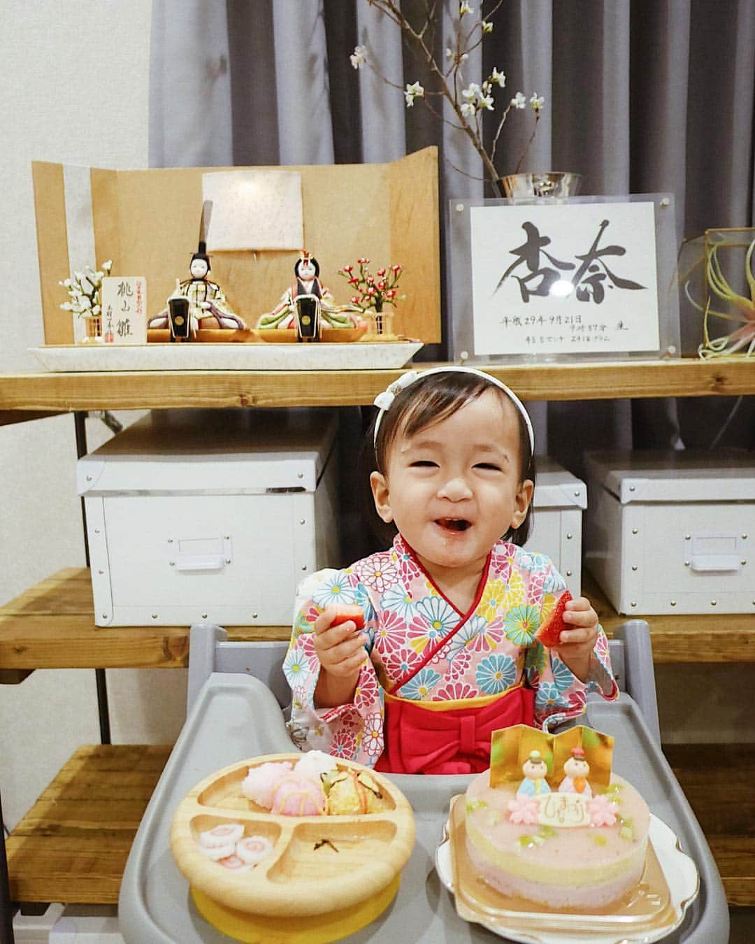 孫きょうさんのインスタグラム写真 - (孫きょうInstagram)「ひな祭り🎎🌸 初節句の時と同じ袴ロンパースを🧒🏻🍓写真選びきれなくて同じようなのばっかりで😝🙏🏼 去年は離乳食始めたばっかりだったね🥣今年は手毬寿司を手づかみもぐもぐ🍡🍱 #5枚目突然の真顔 #瞬殺で崩れる手毬寿司 #まずは大好物のいちごから . 1才5ヶ月、さて明日からママとあんちゃんの大きな試練。断乳を決意✊🏻 今日は写真と動画を沢山撮って🤱🏻最初の3日間は心を鬼にしなきゃ。泣きまくるだろうけどきっと断乳した方がお互いのため😭頑張ろうね🥺❤️ . #ひな祭り #ひな祭りパーティー #ひな祭りごはん #ひな祭り離乳食 #雛祭り #雛人形 #手巻き寿司 #手毬寿司 #1才5ヶ月 #ママリ #ベビフル #コドモノ #女の子ママ」3月3日 22時18分 - sonkyou1013