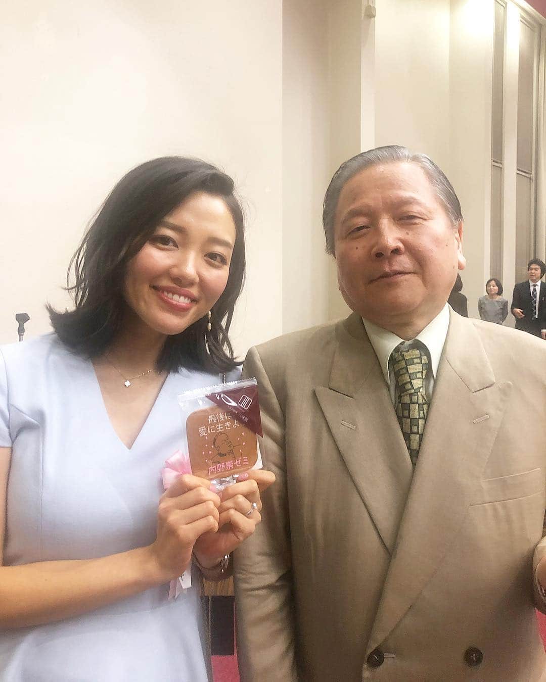 のインスタグラム：「今日は、１日母校でゼミの教授の退官記念パーティの司会🎤💛 37年間も学習院で教えられた先生。 ゼミのOBOGの方もたくさんいらっしゃっていて、改めて先生の人徳と、大学で教えるということの意義を感じました。 経営組織論のゼミですが、先生がいつも言っていたのは、「最後は愛に生きよ」(特に女の子は、だそうです)😂️💕 お年を召されてもチャーミングな部分を忘れない先生、大好きです😊 お疲れ様でした🌸  #学習院大学 #経営組織論 #内野崇教授 #先生の似顔絵入りおせんべい😂️💕」