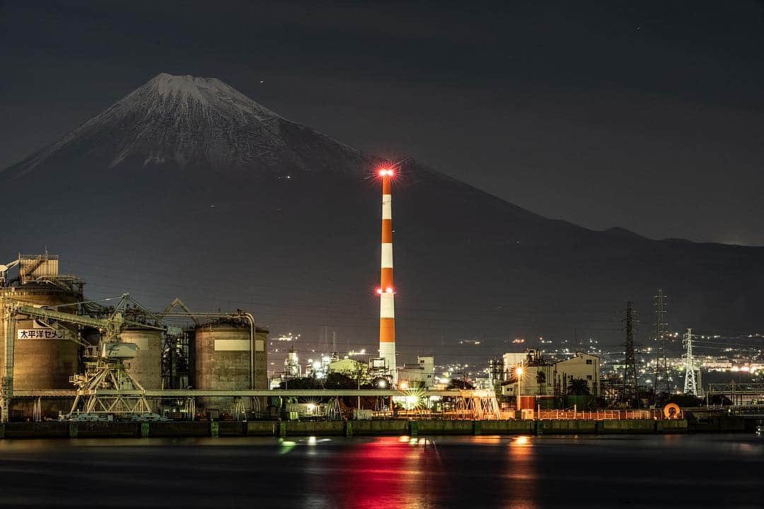 Atsushi Aizawaのインスタグラム：「1071 田子の浦  再現像しました。  Fuji, Shizuoka, Japan 静岡県富士市 田子の浦港  #japanfocus #jp_gallery #instagramjapan #ig_japan #wu_japan #wu_asia #worldunion #theworldshotz #igersjp #team_jp_ #team_jp_東 #静岡県 #team_jp_skyart  #mtfuji #Japan #Shizuoka  #natureaddict Mt. Fuji Shizuoka, Japan #Lovers_Nippon #東京カメラ部#japan_night_view #japan_night_view_member #1xPicoftheDay #phos_japan #夜景ら部 #写真好きな人と繋がりたい #bestjapanpics  #photo_shorttrip #しぞーカメラ部  #night_excl #sonyworldclub」