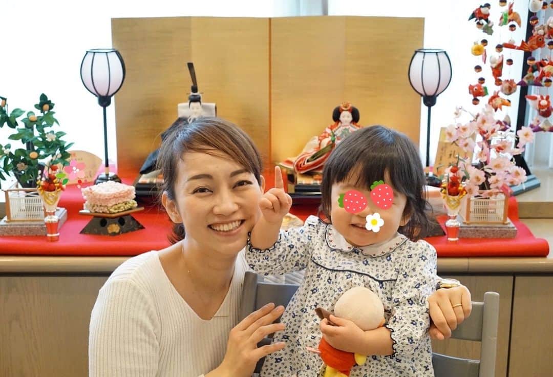 戸部洋子のインスタグラム：「お雛祭り、今年も飾ってました🎎  2歳になって元気いっぱい！指は、1だけど、「2さいなったよ！」と言っております  去年の写真1歳のとき、ちっちゃっかたなぁ、、まだ歩けなかったっけ、、そして私お料理がんばってたなぁ、、初節句！と気合いをいれて宝石ちらし寿司などを作ったり😂よくやってた！ 今年はまさかのご近所中華レストランでありやした🤣  #お雛祭り#ピースっていつからできるようになるのかね#ママアナ#来年はがんばります」