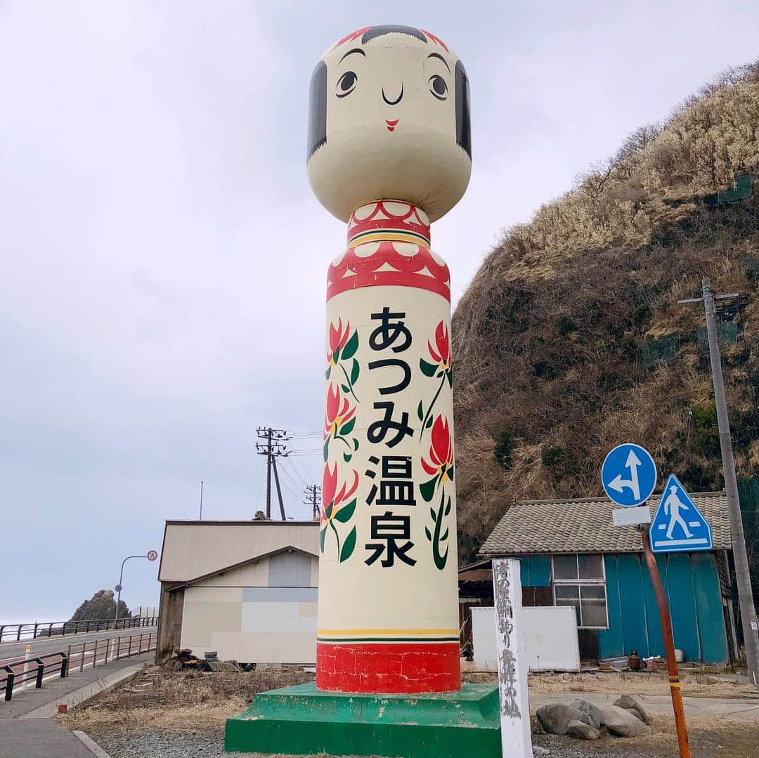 村井美樹さんのインスタグラム写真 - (村井美樹Instagram)「ひなまつり🎎3 . もう一対の「こけし雛」。 こちらは山形県・あつみ温泉のこけし工人、阿部進矢さん作。 . お内裏さまがポップ！💕 . 1年前に山形を旅して、あつみ温泉の進矢さんのこけし店を訪れた時に注文していたものです。 . こんなキュートなこけしを作られる進矢さんのお歳はなんと82歳！ ずっと前からお店に伺いたいと思っていたので、念願叶って嬉しかったです☺️✨ . この時は妊娠中で、まだ娘の性別はわかってなかったんですが、何となく女の子の予感がしてたんですよね😆（予感的中！） . 進矢さん、いつまでもお元気でいてくださいね✨ . #ひなまつり #こけし #こけし雛 #雛こけし #ひなこけし #こけしびな #あつみ温泉 #阿部進矢工人」3月3日 23時18分 - miki_murai_