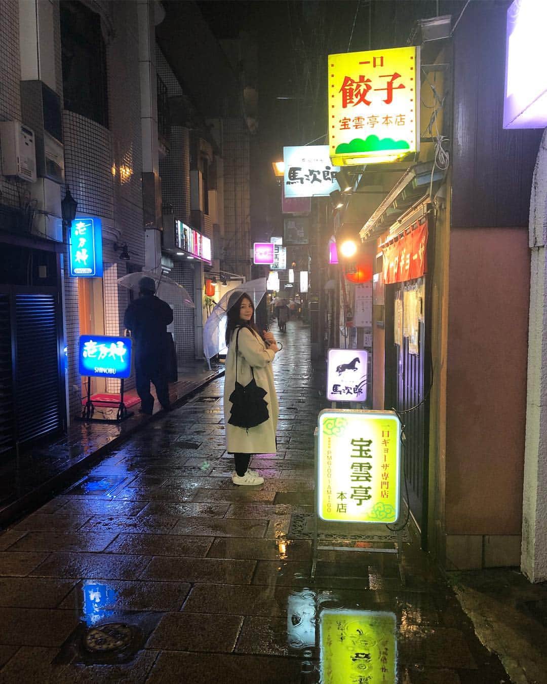 大井智保子さんのインスタグラム写真 - (大井智保子Instagram)「長崎の雨の夜🌂 想像よりも寒くてずっと雨で、 でも、 どこに行っても長崎の皆さんが優しくて優しくて☺️ 体は冷えても心はぽかぽかになりました😊💛 . 思案橋の飲屋街をぶらぶら。 たまたま目についてふらりと入ってみた馬肉料理屋さん〝馬次郎〟🍶 「カープ応援に来ました」ってお母さんに話したら、 「野球がすきとねーそれやったら…」って奥から古い写真を出してくれました📷 . 何と、ヤクルト(元)選手たちの行きつけのお店だったみたいで、若い頃の宮本さん・稲葉さん・真中さん・石井さん・五十嵐投手など…‼️みんな若いぃぃ😳 . 長崎は今日も雨だったけど、 本当に居心地が良くてまた絶対行きたいな☺️お世話になりました💛 . . #旅女 #旅女子 #野球遠征 #大人旅 #長崎県 #長崎市 #長崎 #雨 #思案橋 #思案橋横丁 #スナック街 #横丁 #横丁好き #お渋 #小道 #長崎の夜 #enjoy #ぶらぶら #街ぶら #ワカコ酒 #ワカコ酒好き #ワカコ酒風 #chihoko飯」3月3日 23時35分 - chihokoi