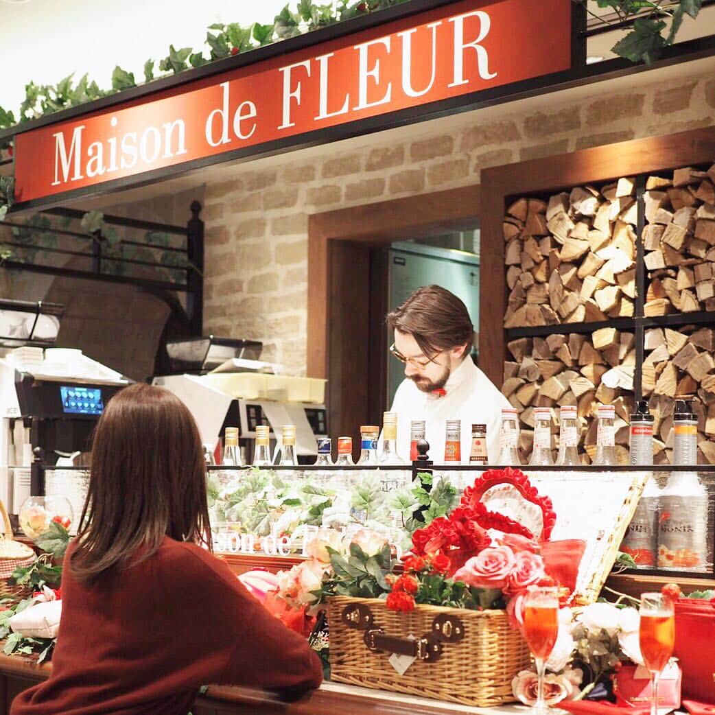 橘珠里さんのインスタグラム写真 - (橘珠里Instagram)「Maison de FLEUR ( @maisondefleur_press )さんのカフェ「Café Maison de FLEUR –Strawberry Party-」は #カウンター席 まで最高に可愛かったです🍓✨ *⑅︎୨୧┈︎┈︎┈︎┈︎┈︎┈︎┈┈︎┈︎┈︎┈︎┈︎୨୧⑅︎* #cafemaisondefleur #maisondefleur #lamerepoulard #tokyo #strawberryparty #メゾンドフルール #カフェメゾンドフルール #ラメールプラール #🍓#赤コーデ #カフェ #インスタ映え #インスタ映えカフェ #インスタ映えスポット #映えカフェ #映えスポット #映えスイーツ #ストロベリー #いちご #いちごスイーツ  #ストロベリーパーティー #読者モデル #ミディアムヘア #東京国際フォーラム #期間限定カフェ #コラボカフェ #カフェ巡り #モンサンミッシェル」3月3日 23時40分 - jurinu