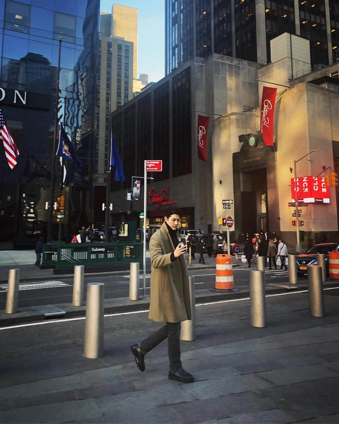 イ・ギウさんのインスタグラム写真 - (イ・ギウInstagram)「🚶🏻‍♂️+ 많은 생각 .. #newyork #추억팔이 #ootd #korean」3月3日 23時53分 - lee_kiwoo