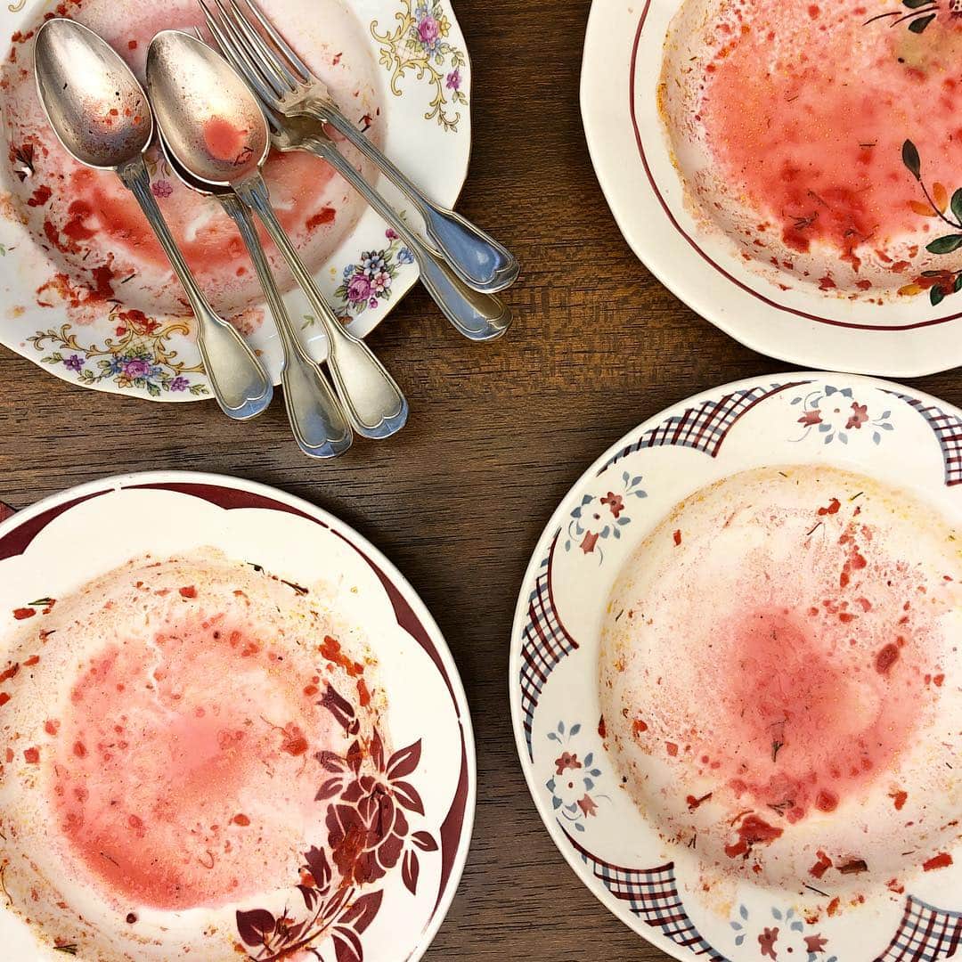 小堀紀代美さんのインスタグラム写真 - (小堀紀代美Instagram)「本日、冬のボルシチレッスン終了しました。お越し下さいましたみなさまありがとうございました。  歳を重ねてあっさり滋味深いボルシチが好みに。赤く染まるスープを装る、泡でピンクに染まるお皿を洗う、のもボルシチを作る良さだなぁと思います💕  たくさんのご家庭でお楽しみいただけていたらうれしいです。  春のレッスンも楽しんでいただけるよう頑張ります！ #likelikekitchen_lesson」3月3日 23時57分 - likelikekitchen