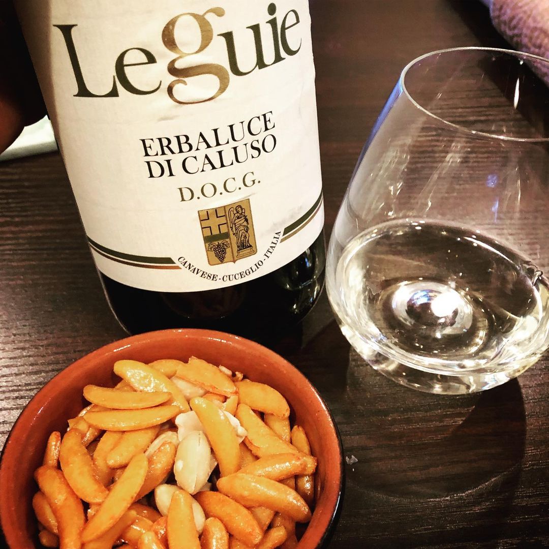 宮澤崇史さんのインスタグラム写真 - (宮澤崇史Instagram)「Leguie  Erbaluce di caluso  イタリアワインは食事によく合う エルバルーチェ100% 柿の種はやっぱりワインに合う鉄板お菓子 #erbaluce #100% #piemonte #witewine #vinobianco #italia #vino #leguie #エルバルーチェ #ピエモンテ #白ワイン #イタリア #柿の種 #レグイエ」3月4日 0時07分 - vino_takshi