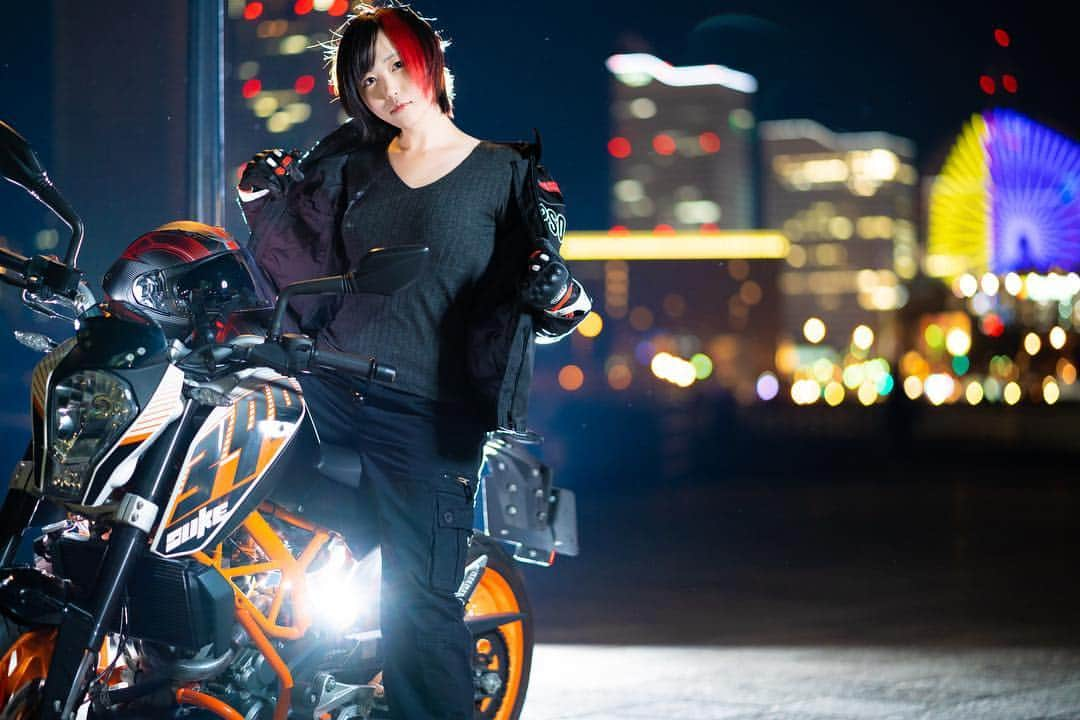 夜道雪さんのインスタグラム写真 - (夜道雪Instagram)「最近もずっとバイクに乗ってるよ。 こないだ横浜にまた行ったけど、 「夜道雪さんをきっかけにバイクに乗りました！」 っていう男性のライダーがいてすごく嬉しかったなぁ！ バイクってやっぱロマンあるよね！  #写真好きな人と繋がりたい #ポートレート #youtuber #ファインダー越しの私の世界 #ポートレート女子 #オフショット #みなとみらい #横浜 #バイク女子 #バイク好きな人と繋がりたい #バイク #ライダー #バイク乗りと繋がりたい #ktm #390duke #夜道雪」3月4日 0時09分 - yomichiyuki