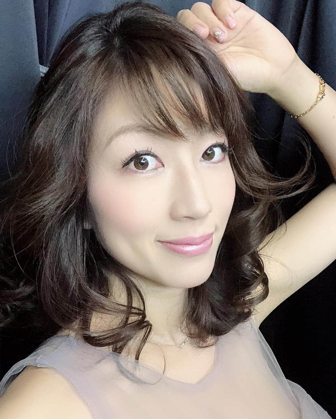 庄司ゆうこさんのインスタグラム写真 - (庄司ゆうこInstagram)「まだまだ載せきれなかった写真😂 久しぶりにヘアメイクガッツリしてもらいテンション上がっていっぱい自撮りしてしまった🤣笑  そして山岸先生に撮られるとついついグラビアの表情になってしまう🤣 次は赤ちゃん産まれたらニューボンフォトかな👶💕 #マタニティフォト#山岸伸#撮影#グラビア風#臨月#寸前#february22#10年前の誕生日#に出した#写真集#まだアマゾンで買えるそうです#笑」3月4日 0時30分 - yuko.shoji