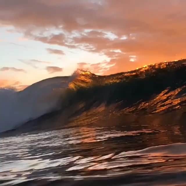 サーフバザーのインスタグラム：「Sunday vibe ... sunrise under water #waves #water #color #sunday #surfbazaar #bazaarworld  video via @ryanpernofski」