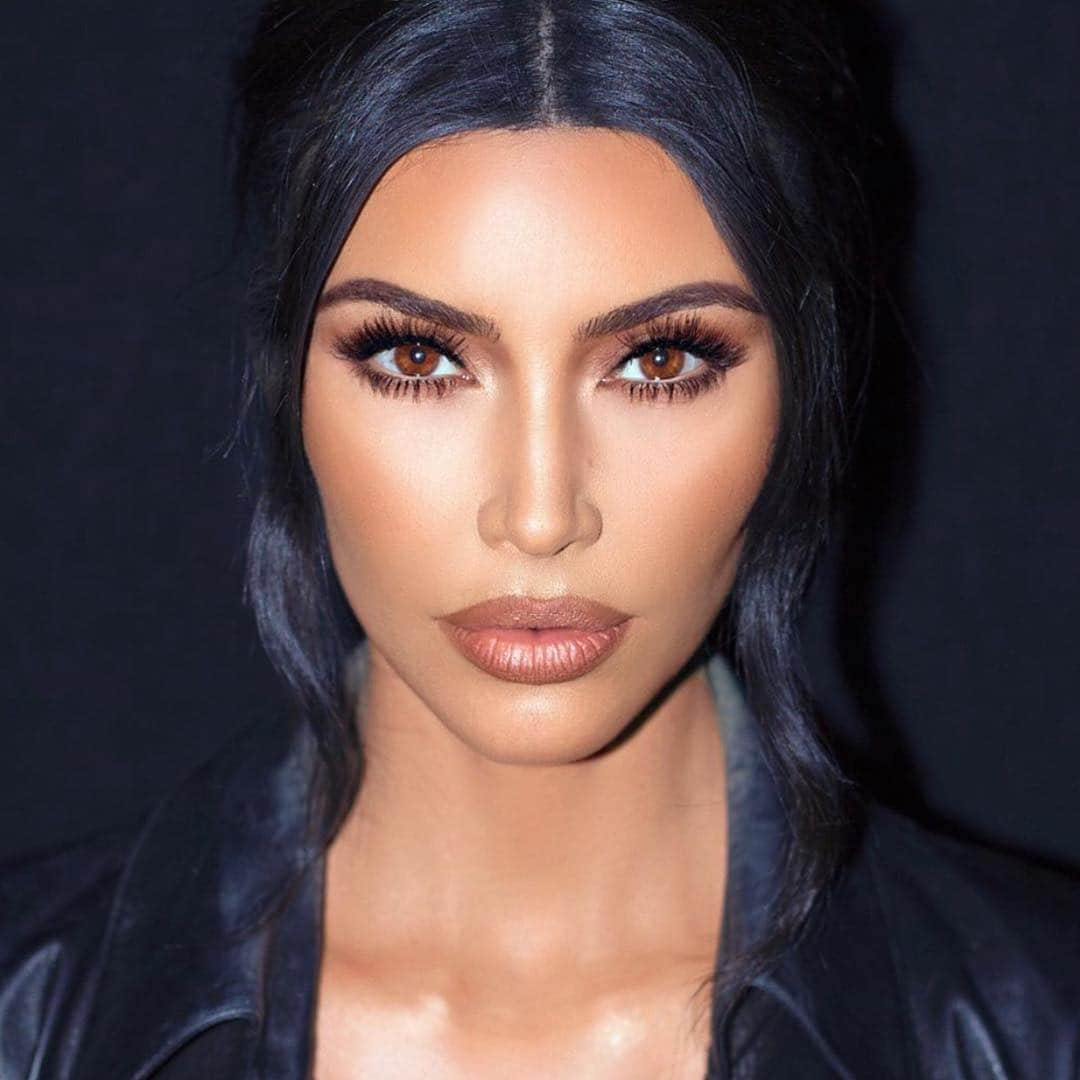 カーダシアン家のお騒がせセレブライフのインスタグラム：「@kimkardashian wearing @kkwbeauty Nude 2 Lip Liner and Nude 1 & 2 lipsticks mixed together. Click link up in bio to shop now at KKWBEAUTY.COM 💋」