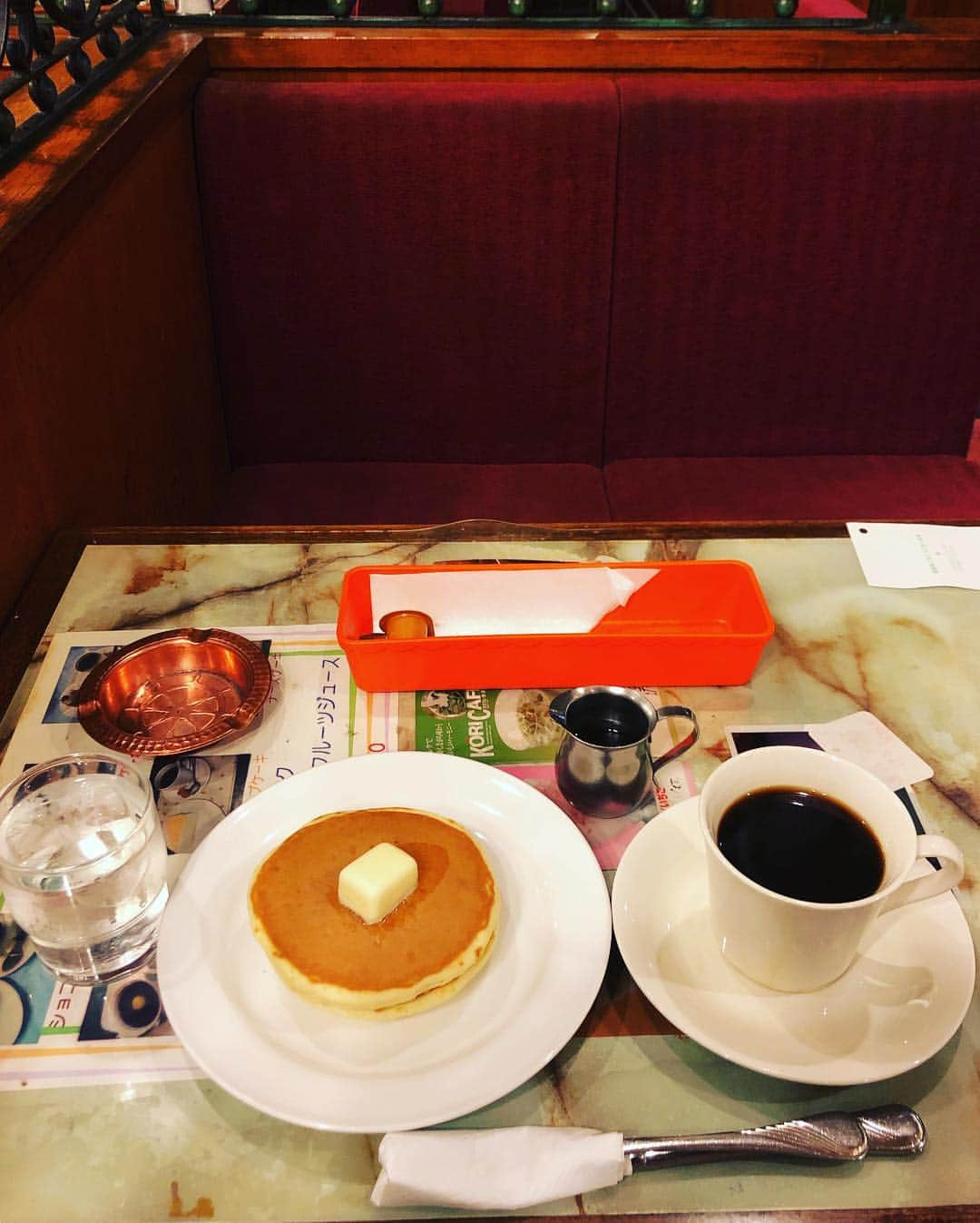 楢原真樹さんのインスタグラム写真 - (楢原真樹Instagram)「いつぞやの喫茶店 #入谷 #喫茶店 #レトロ #トイレで立ち上がれなくなる老人多発してるらしい #てーへんだ #今日はお騒がせ！ミネルヴァライブ #19時〜 #下北シアターミネルヴァ #取置き大歓迎 #来てね！ #ヤーレンズ」3月4日 14時58分 - narahara_j