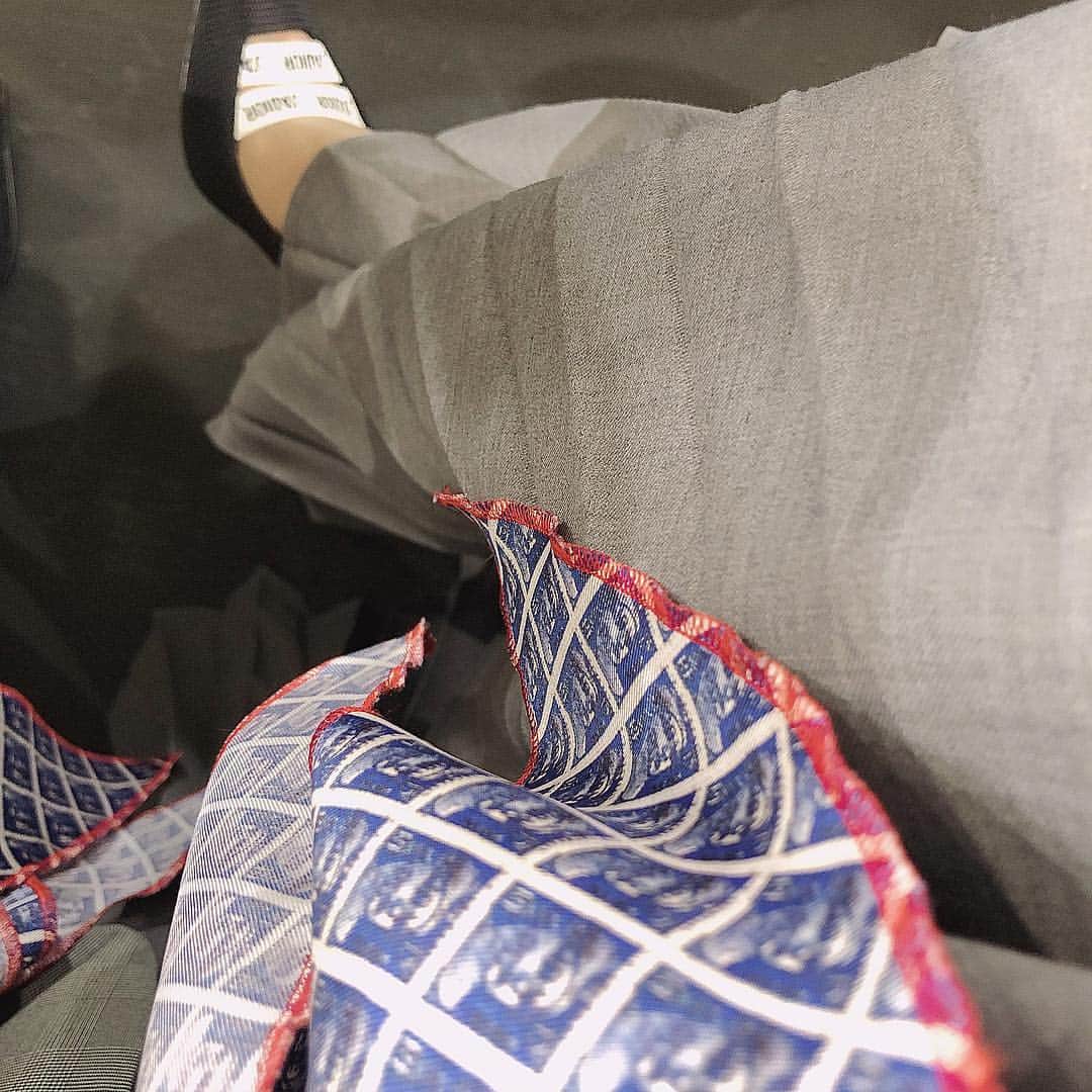 大石絵理さんのインスタグラム写真 - (大石絵理Instagram)「さっそく気になったシースルーのトップスに、ヒールと合わせたDiorのロゴブラトップを入れて👠カラーはグレーに統一してみたよ💙ジャケットの袖からスカーフが見えてるのも好き。 @yohjiyamamotoofficial では細身のスーパーロングコートが一番タイプでした。ルックはほぼブラックだけど、ひとつのカラーでこんなにいろんなデザインやシルエットが作られているのか、って思い感動…。 @viviennewestwood では、色んなパターンなハイソックスが登場していました💥もう少し暖かくなったらミニスカに合わせて履きたいな🌟フィナーレではVivienneのパートナーが、彼女に花束を渡していてとても素敵でした💐 好きな人からもらう花束ってロマンチックでいいよね❤️ @numerotokyo #ericloset」3月4日 15時18分 - erioishitokyo
