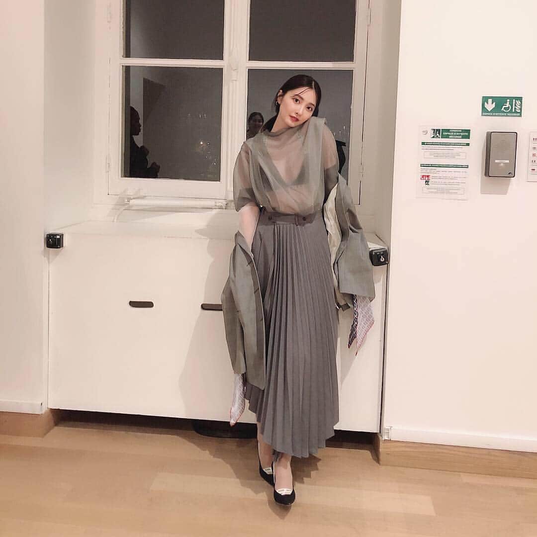 大石絵理のインスタグラム：「さっそく気になったシースルーのトップスに、ヒールと合わせたDiorのロゴブラトップを入れて👠カラーはグレーに統一してみたよ💙ジャケットの袖からスカーフが見えてるのも好き。 @yohjiyamamotoofficial では細身のスーパーロングコートが一番タイプでした。ルックはほぼブラックだけど、ひとつのカラーでこんなにいろんなデザインやシルエットが作られているのか、って思い感動…。 @viviennewestwood では、色んなパターンなハイソックスが登場していました💥もう少し暖かくなったらミニスカに合わせて履きたいな🌟フィナーレではVivienneのパートナーが、彼女に花束を渡していてとても素敵でした💐 好きな人からもらう花束ってロマンチックでいいよね❤️ @numerotokyo #ericloset」
