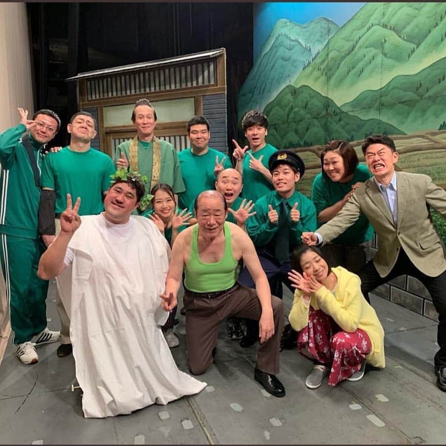 諸見里大介さんのインスタグラム写真 - (諸見里大介Instagram)「祇園花月新喜劇諸見里リーダー週 本日無事楽日でしたー！  今回は目に優しい新喜劇をモットーに緑をふんだんに使ってみました。  お客様に沢山笑ってリラックスしてもらいましたー！  次回の僕のリーダー週は3月12日からの一週間、 よしもと西梅田劇場でございます。  皆様ジェヒ劇場に遊びに来てねー✌️ #吉本新喜劇 #祇園花月 #諸見里大介 #清水けんじ#島田一の介#中條健一 #太田芳伸#新名徹郎#佐藤太一郎 #親泊泰秀#玉置洋行#筒井亜由貴 #ぢゃいこ#井上安世#湯澤花梨 #諸太郎の、 #摩訶不思議超能力バトル」3月4日 15時22分 - moromi4