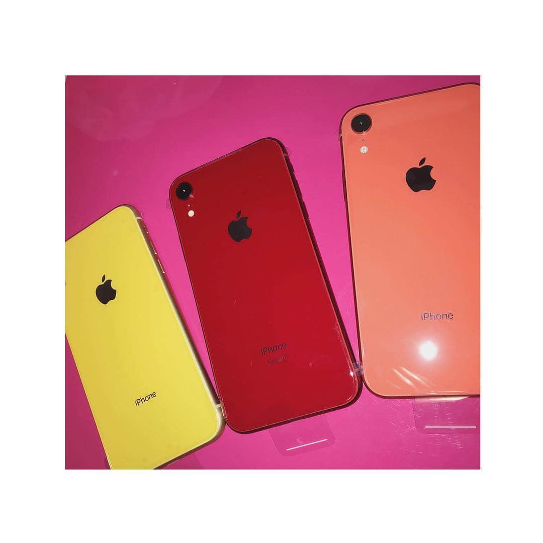 飯田珠璃のインスタグラム：「iPhone📱 しゅりのスマホ、xrになりました👧🏻！！ yellowです💛 ・ ママと弟くんも。 カラフルで可愛い🙆‍♀️🔆 ・ #iPhone #iphonexr #スマホ #red #yellow #orange #jsガール」
