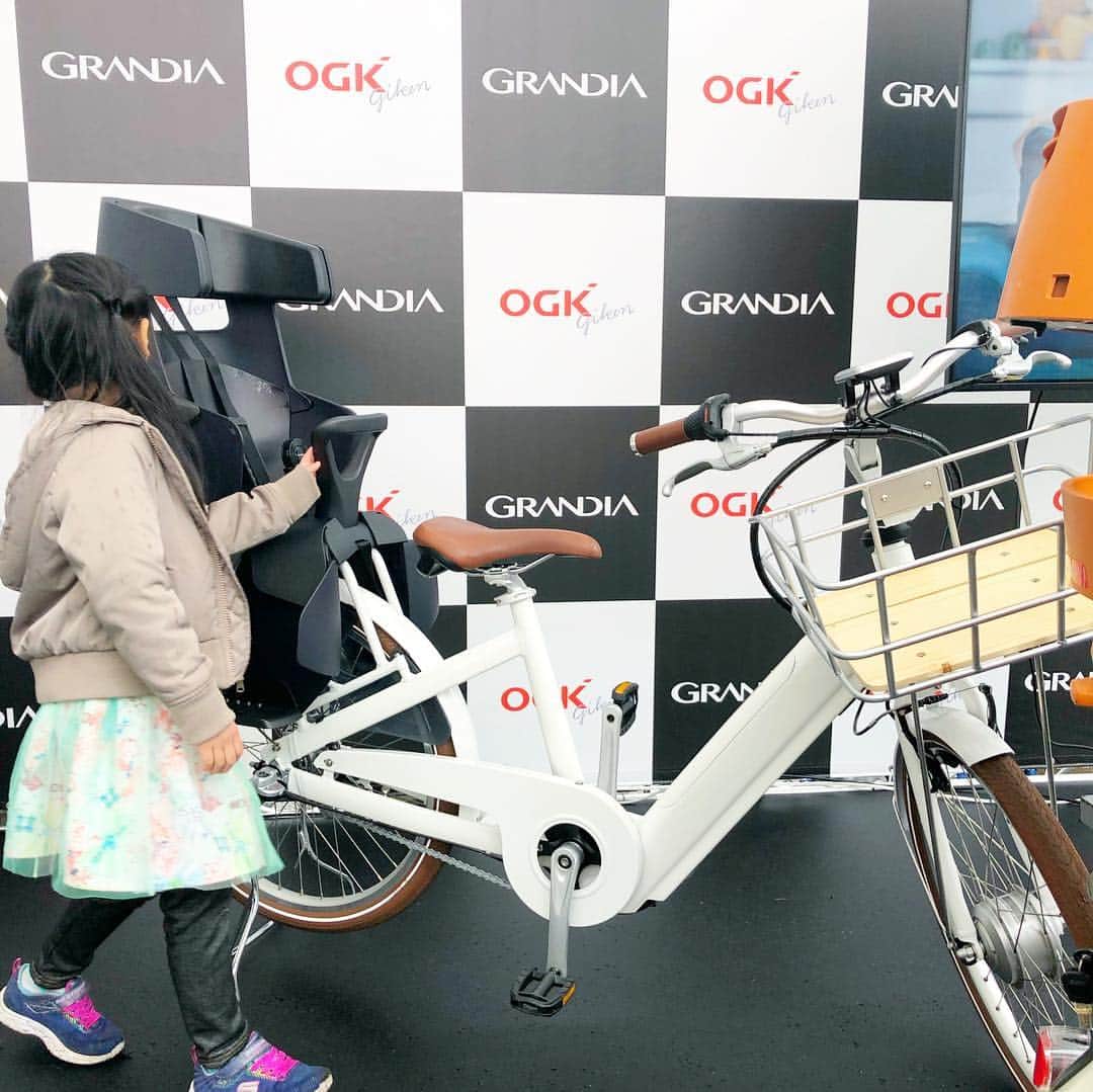 筧沙奈恵さんのインスタグラム写真 - (筧沙奈恵Instagram)「平日の子どもたちの送り迎えや週末ちょっと遠い公園に行くため、ほぼ毎日欠かさず自転車に乗っている私👩 ・ 3月中旬に、OGK技研  @ogkgiken_official から子どもの安全を考えた新しい自転車用チャイルドシート「GRANDIA」が誕生するということで、イベントに出席してきました！ ・ コンセプトは「抱きしめて守る」💓 ・ ☑︎転倒時に頭部を270°守るトリプルヘッドガード →頭を側面まで守ってくれるので、自転車を手押ししていて誤って転倒してしまった場合などに安心✨ ・ ☑︎簡単ワンタッチ自動巻き取り式ピッタベルト →車のシートベルトのように自動で巻き取ってくれるベルトなので、いちいちベルトの長さを調節しなくてもOK！我が家の場合、後ろに上の子が乗る時と下の子が乗る時があるので、自動でピッタリの長さになるのがありがたい😌 ・ さらにベルトのバックルが自立しているので、子どもが座った後にお尻の下をゴソゴソしてバックルを探さなくていいのも、私的に高ポイント😍 ・ ☑︎車輪巻き込み、すれ違い接触から足を守るフットガード →子どもがやりがちな足ブラブラを内側からも外側からもガードしてくれるので、車輪への巻き込みや電柱や木などと接触するのを防いでくれます😊 ・ 「ここまで細かく子どものことを考えてくれているなんて！」と説明を聞きながらひそかに感動😭❤️ ・ おやこじてんしゃプロジェクト講演会では、自転車に安全に乗るための約束事を教えていただきました。 ・ 自転車を選ぶ際は2人子どもが乗せられるものを選ぶ、ベルは人に対して鳴らさない、自転車から降ろすのは荷物より子どもが先・・・など。 ・ 娘も自分ごとだと思ったのか、真剣にパンフレットを眺めていました👧 ・ 毎日自転車に乗っているとだんだん自分に甘くなってきてしまうので、きちんとルールを意識して安全に楽しく自転車に乗りたいなと改めて思いました🚲 ・ イベントの合間には、ビニール袋でお洋服を作ってもらった姉弟。自分で好きな色を選んで着せてもらい、嬉しそうな2人でした😄 ・ #OGK #オージーケー #GRANDIA #グランディア #GRANDIAhappyハグショット #自転車 #チャイルドシート #お台場 #ダイバーシティ #2児ママ #女の子ママ #男の子ママ #2人育児 #電動自転車」3月4日 7時49分 - sanaekakei