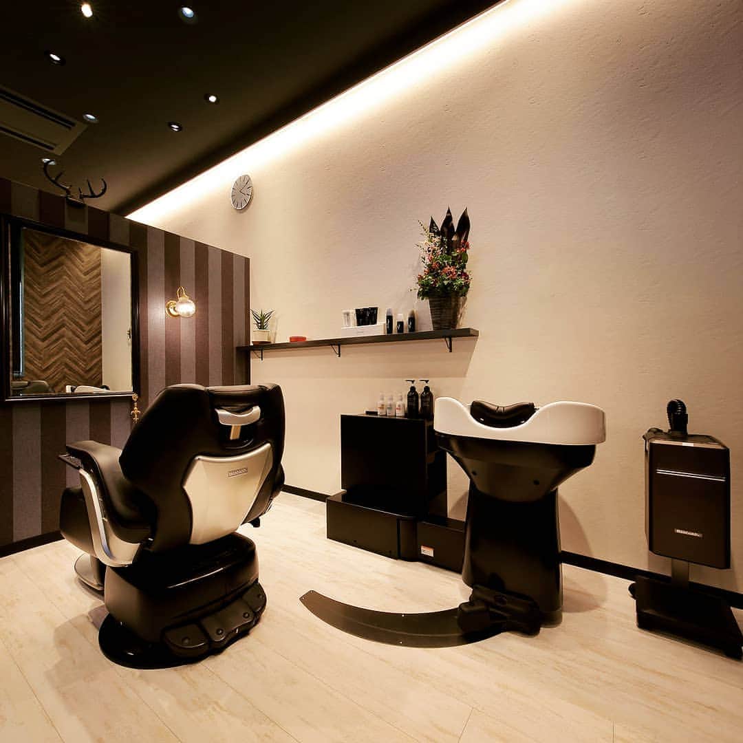 のインスタグラム：「Hiroyuki Shishido Barbershop Fukunokami（宮城県塩竈市） ＜理容椅子＞タカラベルモント LEGEND ＜シャンプー設備＞タカラベルモント YUME SWING @tb.net_yume.swing ＜促進器＞タカラベルモント モイスチャーケアミスト ＜設計施工＞タカラスペースデザイン株式会社 @tb.net_salondesign  #takarabelmont #タカラベルモント #takaraspacedesign #タカラスペースデザイン  #salondesign #takara_salondesign #美容室 #サロンインテリア #理容室設計 #barber #barbershop#夢シャンプー #YUME #takara_yume #モイスチャーケアミスト」