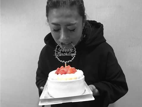 奥山絵里奈さんのインスタグラム写真 - (奥山絵里奈Instagram)「ゆうこさん @youchan228 バースデー🎂 こんなに沢山の人に愛されてる人はなかなか見たことない😳 久々のゆうこさん相変わらずキレカワ💕 真似したくなるオシャレ〜💕 安定の面白さ🤣 ゆうこさんの風を感じられて楽しかった〜🤣 また次はゆっくり飲みたい🍷 ペロペロ🍷笑  #ホムパ #コストコ #ゆか料理上手い #美魔女 #長年の友 #ママ友 #大学友達 #子供天国」3月4日 9時03分 - erinaokuyama