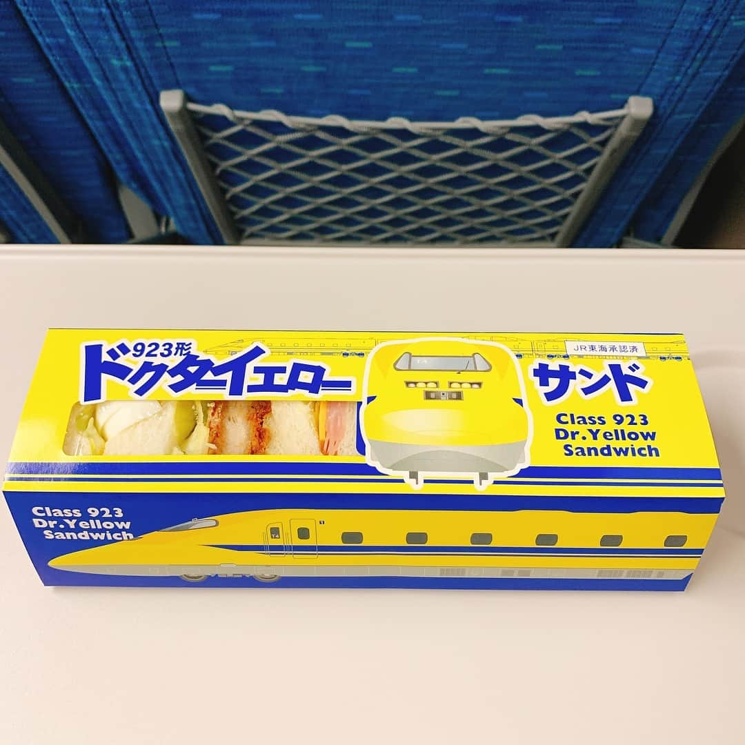 三遊亭とむのインスタグラム：「923系ドクターイエローサンド 新大阪駅 580円  朝はこちらのサンドイッチを！ さすが黄色具材多め！笑 一口サイズで食べやすい！ フルーツたくさんなのでお好きな方は是非！  82点  食べ切れなかったらカバンへ まさにサンドバック  #駅弁 #駅弁コンシェルジュ #駅弁評論家 #落語家 #おべんたぐらむ #ダジャレ #新大阪駅 #923系ドクターイエローサンド」