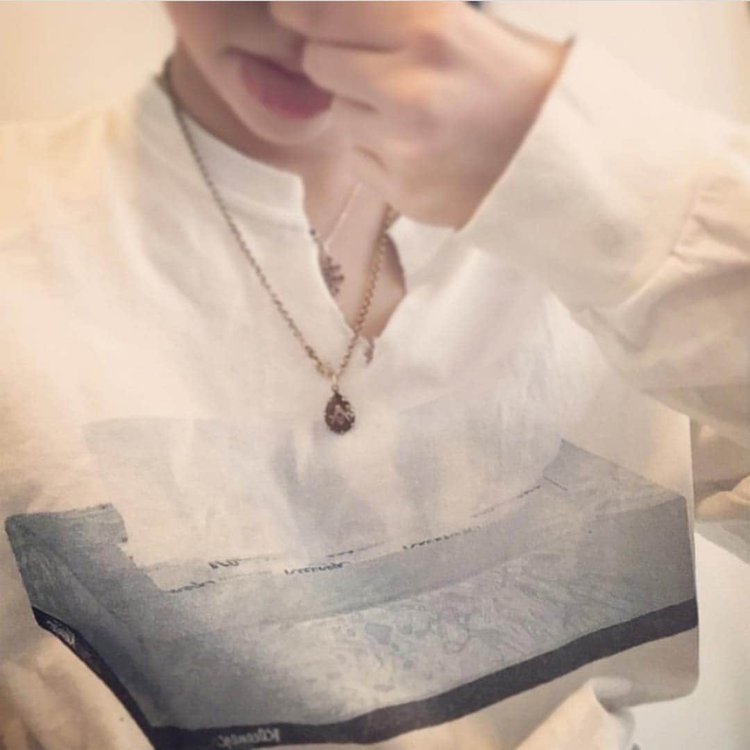のインスタグラム：「もうガンガン花粉きてる〜😅フルメイク出来なくて写真を撮る機会がないから毎年の春くらいの、なつい🌸花見したい #箱ティッシュTシャツ」