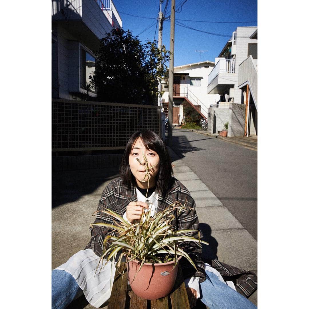 小島梨里杏さんのインスタグラム写真 - (小島梨里杏Instagram)「今日もあめだ、  傘さすの嫌いで少しの雨だったら、いけるだろうと傘をささないことを試みて、なんなのその謎の挑戦は😂とマネージャーさんに毎度ツッコまれております小島です。 げんきです。みんなは元気かな。  雨濡れるからやだ〜とか思うけど (いや、傘をさして笑) ロケバスの中から見る雨、すきだな。  今週もがんばろね、🍬」3月4日 12時57分 - r_riria