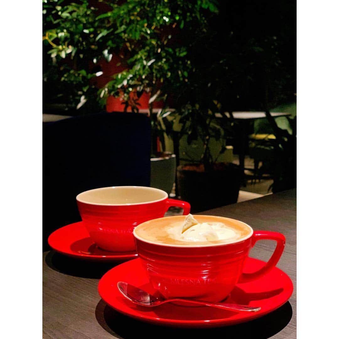 ケイン・デニスのインスタグラム：「#カフェ  最近出来た近くのカフェ。 大好きな紅茶が飲み放題とかあって、居心地は良いし最高。カフェなのに３階建てでVIPルームまである。紅いティーカップが綺麗で、緑の観葉植物が更にこの紅をひきたてる  ハッシュタグ #詩人じゃない #だってお洒落なカフェをアップしながら近所の別の喫茶店でミックスジュース飲んでるもん」