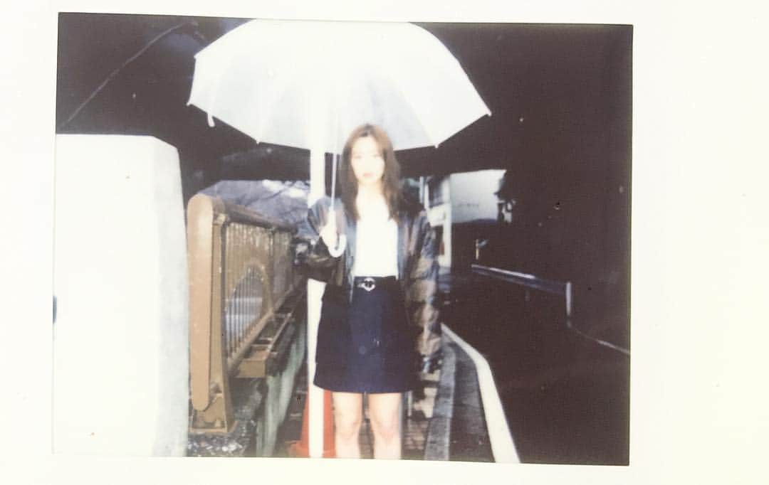 山口乃々華さんのインスタグラム写真 - (山口乃々華Instagram)「今日は雨です🐌☔️🐢 光で飛んじゃってよく見えないけど、この可愛いブラウスはお友達がデザインしたもので ジャケットは叔母からのお下がり。 #雨の日にこのジャケットは着てはいけません。」3月4日 13時51分 - yamaguchi_nonoka_official