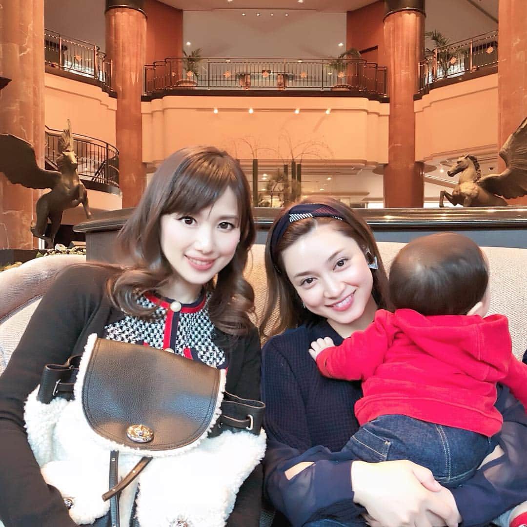 若月彩子のインスタグラム：「年明けに平愛梨ちゃんがトルコから一時帰国してくれた時の一枚😍 3ヶ月ぶりの再会🍴バンビーノも一緒に😍  写真は愛梨ちゃんのお兄さまが撮ってくれました✨ いつも紳士なの☺️平ファミリーは優しくて楽しくて最高です🎵 積もる話に私が永遠と喋り倒して😂 いつも聞いてくれてありがとう😌💕 次の帰国を楽しみに…🌸 #久しぶりの再会#楽しい時間はあっという間 #ランチ#和食#ケーキ#アフタヌーンティー#美味しいモンブラン#平愛梨#バンビーノ#家族おもい#優しい家族#若月彩子」