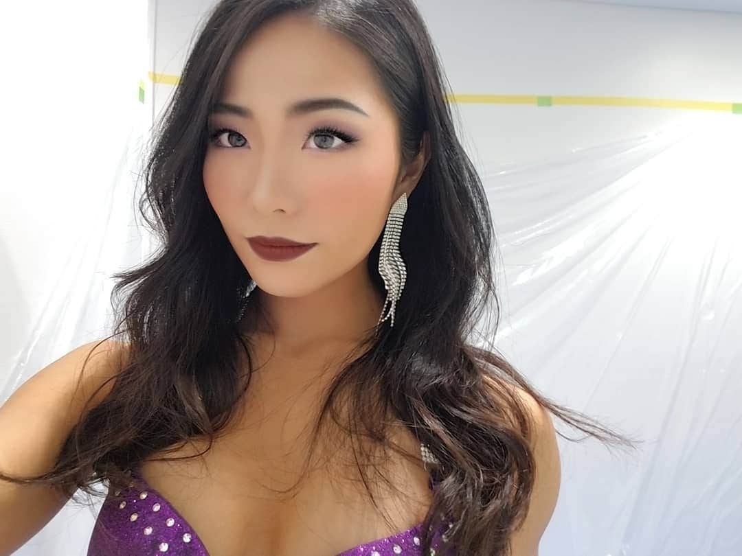 永吉令奈のインスタグラム：「2月24日 MUSCLE CONTEST JAPAN 🇯🇵 歴史ある海外各国で開催されるマッスルコンテスト。 アメリカのFIT EXPOで開催されたマッスルコンテストを最前列で見て、刺激を受けて悩みに悩んで出ないつもりでいたけどやっぱり出ることに💡  アメリカで散々高カロリーなもの食べて帰国して即効始まった減量。。 1ヶ月の減量は正直無茶だなーと思いながら、結果的には自分の甘さに打ち勝てなかったのが本音です😓  去年は1ヶ月でもっとシビアにできたはず😥  海外選手をたくさん目の当たりにして、こんな体じゃ全然ダメだっていうことをヒシヒシと感じました💧  この1年間で確実に筋量は上がったけど、まだまだ理想に近づけてないことを改めて再確認できたコンテストです。 メイクの仕上がりだけは満足(笑)  結果的にはビキニノービス162.5㎝以上クラスが私１人だったので 自動的に1位という予想外の結果です😂 身長でクラス分けがあるとも知らずに前日に会場で指示されるがままに計量してました(笑)  人生初めての1位のメダルがこういう形でもらえるとは😂😂😂 いつか本当にちゃんとした結果を残すまでこの競技はやっていきたい✨  もう一度しっかり自分の体と精神を分析して明確に目標を持ってがんばります✨  自分の経験が仕事に生かせる、私のやりたいことを応援してくれる職場に感謝🙏✨✨✨ P.S 国際的な大会なだけに外国人スタッフの方、日本人スタッフの方からも日本人に見てもらえなかった😂 日系アメリカ人のようになるのが今年の目標(笑)  #musclecontest #musclecontestjapan #マッスルコンテスト #bikini #fitnessbikini #makeup #bodycontest #show #training #fitnessgirl #workout #fitness」