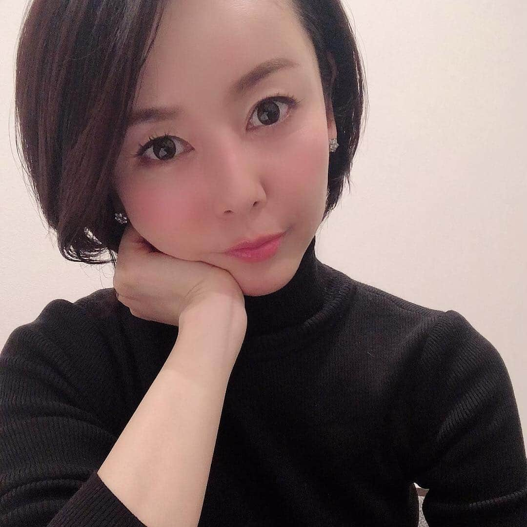 宮崎宣子さんのインスタグラム写真 - (宮崎宣子Instagram)「いつのまにか3月になってしまいました。。。 こんなに月日が経つのが早いのは、 歳を重ねてしまったからかもしれないけど、1日が早く、1週間が早く、 気がつけば…後半年で40歳になろうとしているなんて… 人生思い通りにはいかないけれど、 もっとかっこいい大人になっていると思っていたし、 幸せな家庭を持って、子供を育てているんだろうと思っていたけど、 現実は、全く違う…。 だからといって、過去のどこかに戻りたいかと言えば、どこにも戻りたくもなく、強いて言えば、若い頃の私に、もっと歴史の勉強しないと、 将来おバカアナって言われるよ！って言うことくらいかも。笑 きっとここは人生の折り返し地点。 80歳まで生きるとしたら、 ここから再スタート。 何かを決めて、必死になって生きないと後悔する。 死ぬ時に、棺桶の中で、この人生良く頑張った！幸せだった！やり残したことない！お疲れ様私！ って思えるように、ここからが勝負なのかもしれない。 今の私は、子供の時に思っていた私ではないけど、80歳の時の私は、今から思い描く私になっていたいと思う。  #40歳を前に #子供の頃 #今の私 #ギャップ #ここは人生の折り返し #80歳の私を好きでいたい #人生は一度きり #後悔のない毎日を #おやすみなさい」3月5日 1時36分 - miyazaki_nobuko