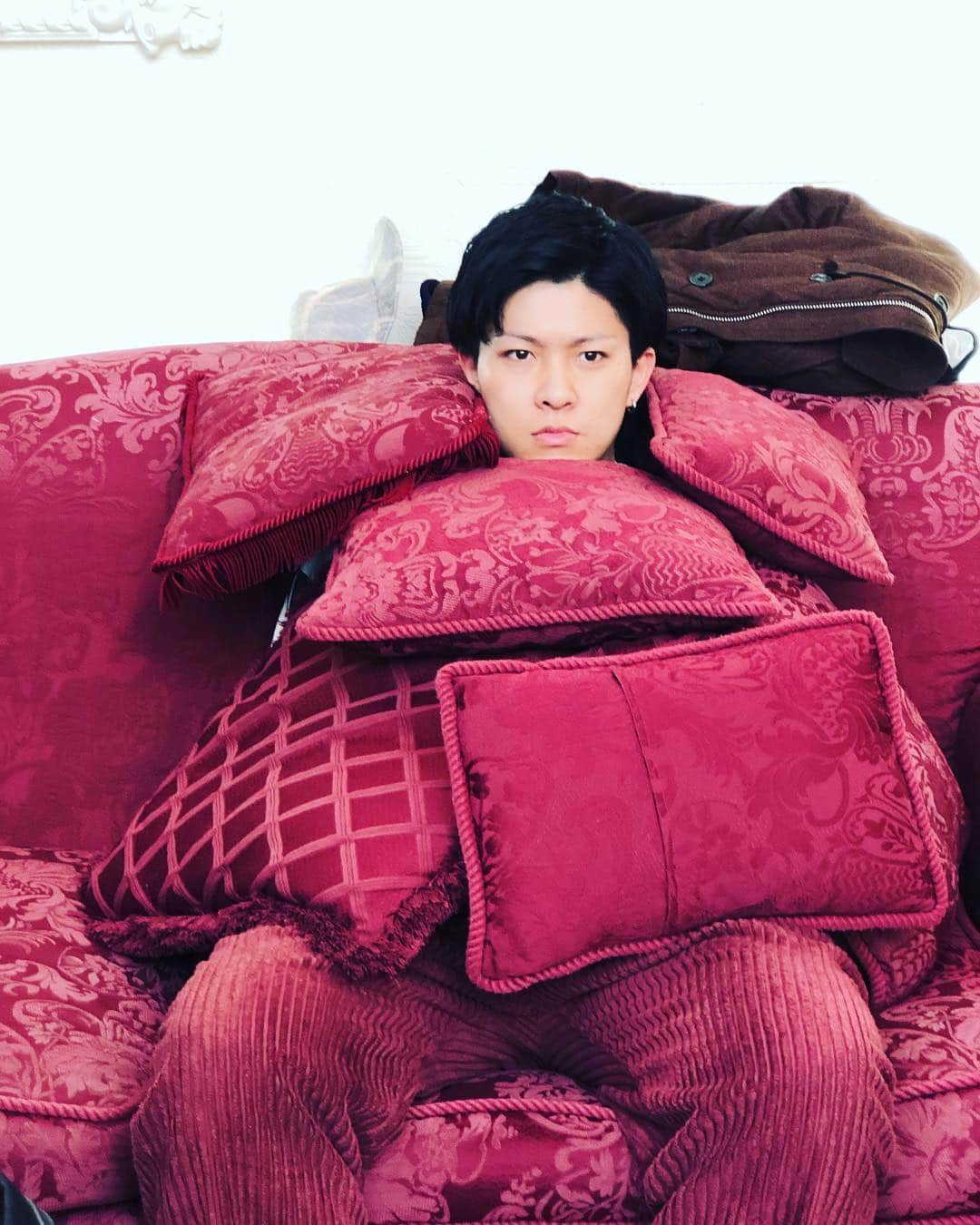 小川貴之のインスタグラム：「前世がバーガンディという色の概念だった男 . ※撮影現場にあるソファーに座ったら色がモロ被り。」