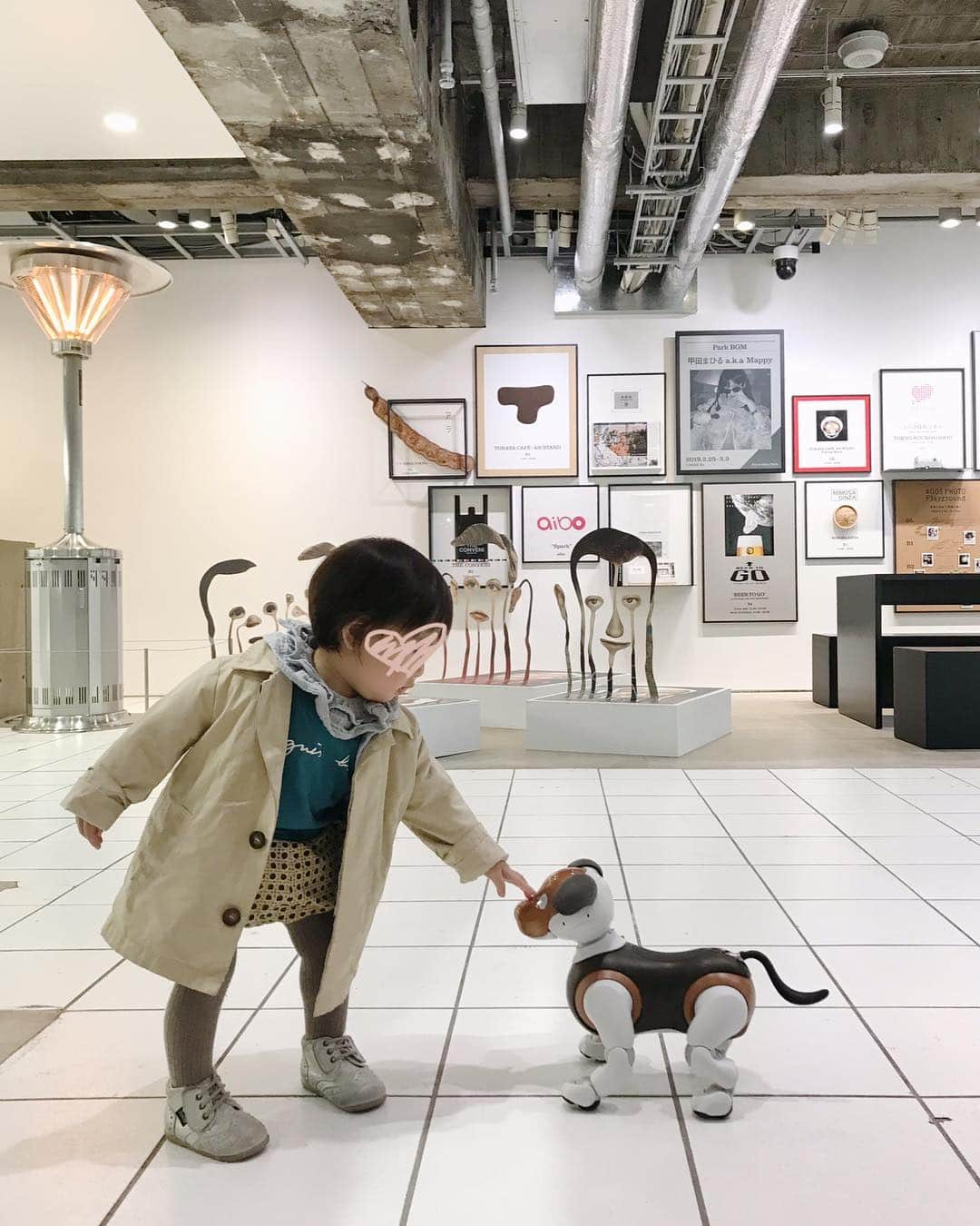 AMOさんのインスタグラム写真 - (AMOInstagram)「先週 銀座にて 娘、aibo🐶に遭遇。 動物大好き とくに犬が大好きな娘、 はじめて見るタイプのわんわんに 最初はおびえながらも おそるおそる近づいて 最終的には追いかけっこして遊んでいたよ。 今のaiboって 動きが超リアルでびっくりしたよ。 ・ そういえばaiboが登場した頃、(2000年くらいかな....) プーチっていう aiboみたいなペット型ロボットのおもちゃがあったの、おぼえている人いますか？ 当時小学生だったわたしは夢にまで見るほど欲しかったんだ 買ってもらえなかったけど😂 プリモプエルとかファービーとかさ.... ロボットの友だちが欲しかった小学生時代。🛸」3月5日 0時09分 - amo_whale