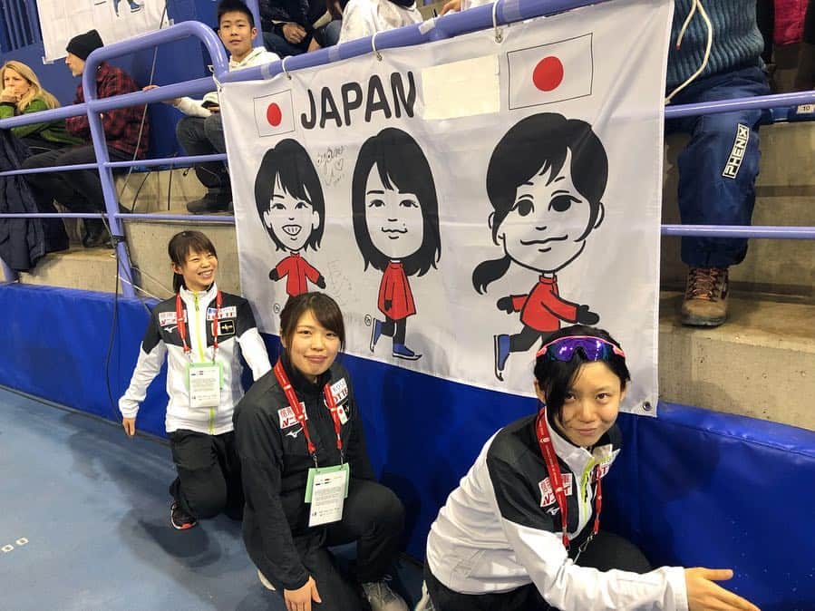 高木菜那のインスタグラム：「世界選手権大会が終わりました！ カルガリーにいらっしゃる日本人の方々やわざわざ日本から応援に来てくださった方が沢山いて本当に力になりました！ありがとうございました！ そして今シーズンもあと1週間！ 最後まで頑張りたいと思います！！ #やっとこの横断幕の前で写真が撮れた。 #誰が一番似てる？ #カルガリー本当に寒かった #teamjapan #speedskate」