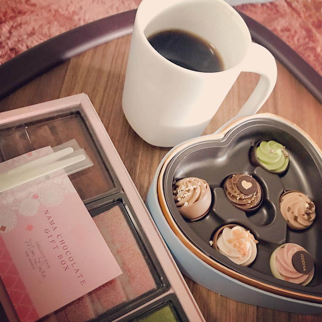 小野麻亜矢さんのインスタグラム写真 - (小野麻亜矢Instagram)「コーヒーとチョコ  さいこー。  #至福の時間 #コーヒーとチョコ #今日は寒かった #ひとやすみ」3月5日 0時29分 - ono_maaya