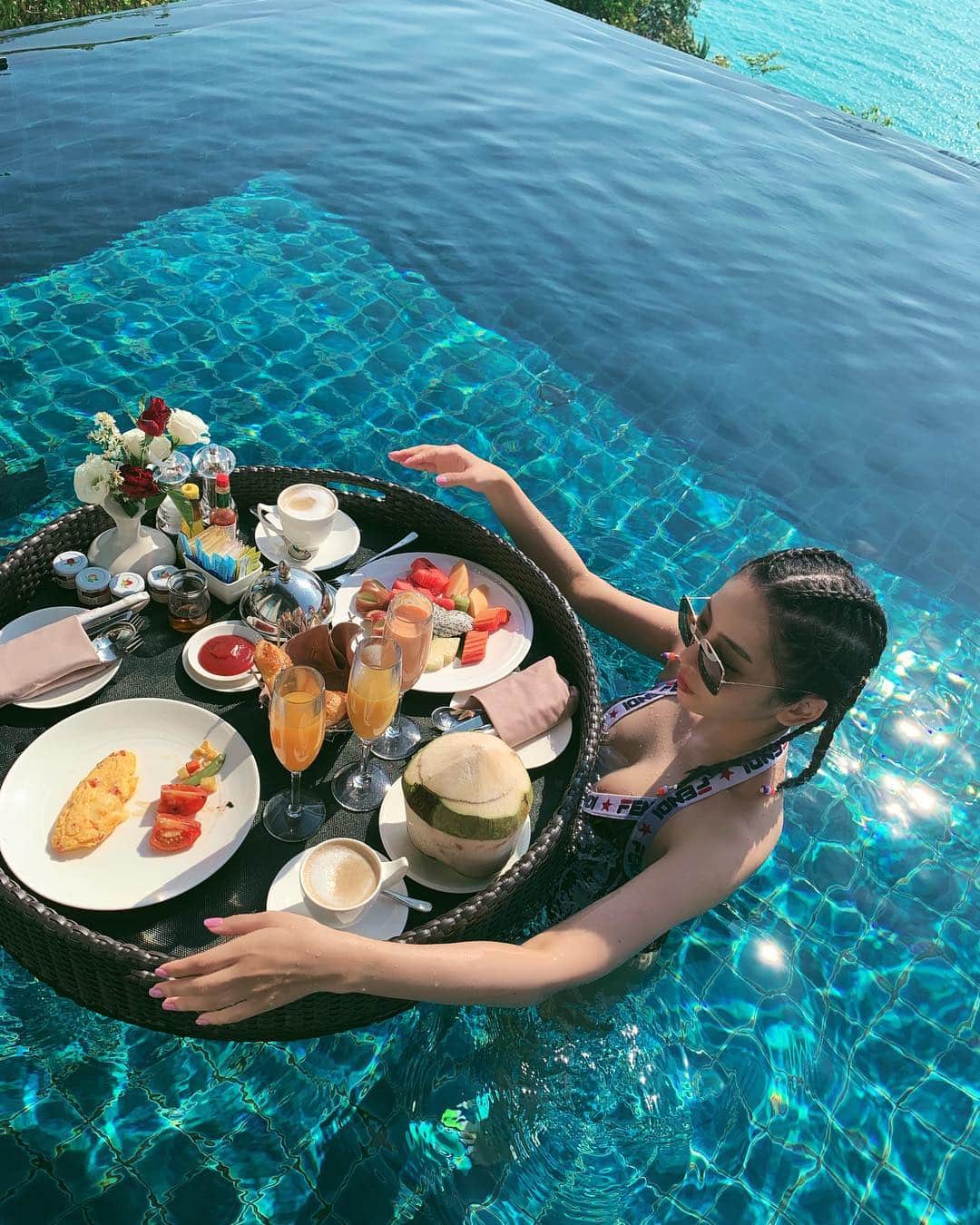 のインスタグラム：「Floating breakfast anyone?💙😋🥥🍳🥐やってみたかったやつ🤣 #thailand #kosamui #お風呂でラーメンのおしゃれ版🤔」