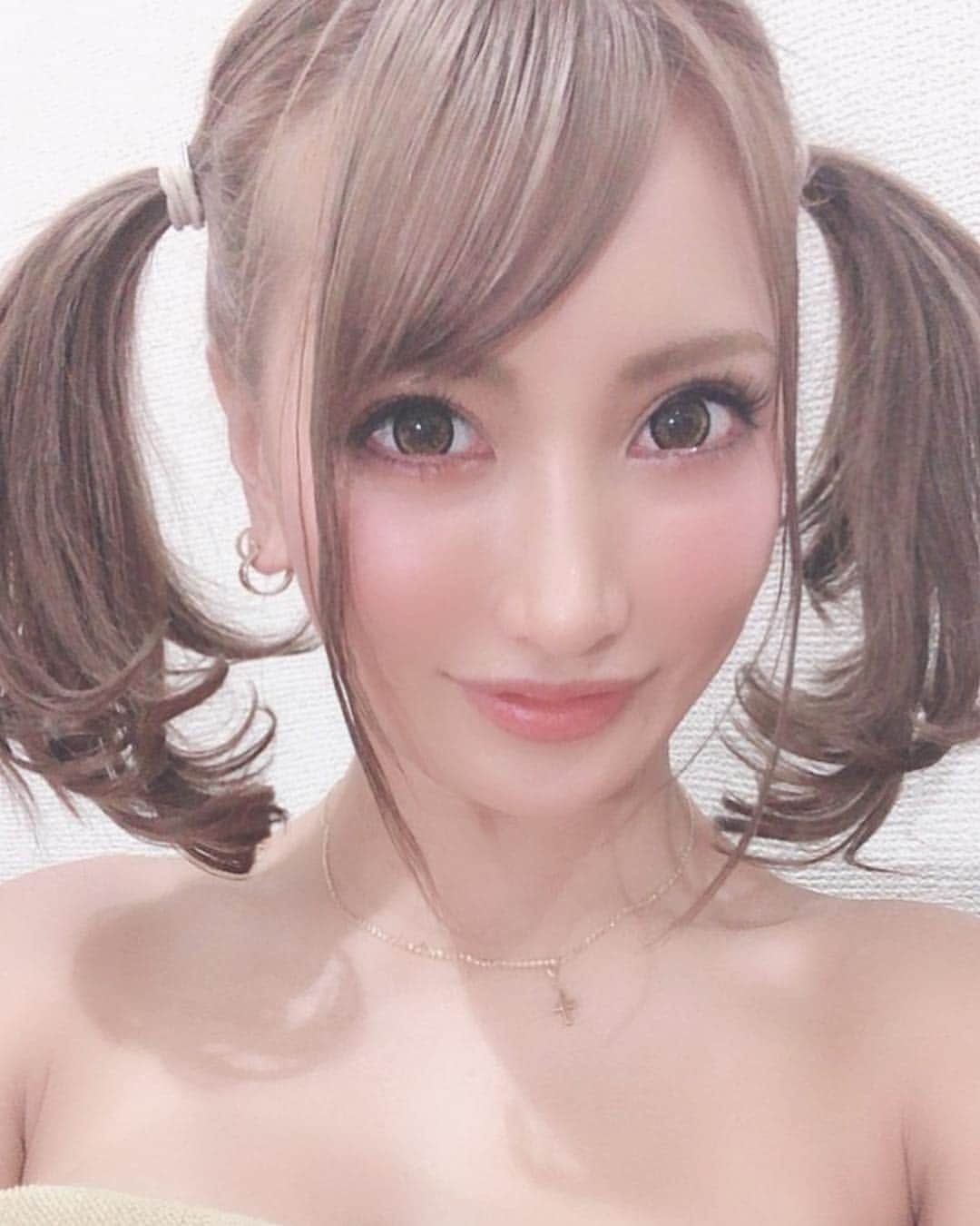 AIKAさんのインスタグラム写真 - (AIKAInstagram)「🐰🐰🐰 身内からのDM、コメント、いいねかが多かったので最初で最後のイラマチオハンドル用のツインテ載っけときます。  #aika #イラマチオハンドル #ツインテール」3月4日 17時10分 - aika_honmono