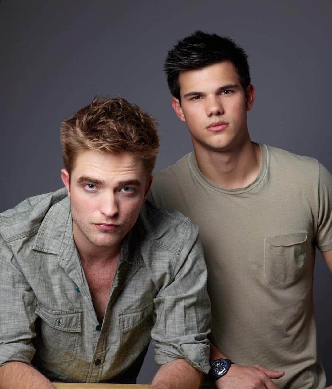 ロバート・パティンソンのインスタグラム：「Left or Right? 🤑#robertpattinson #taylorlautner」