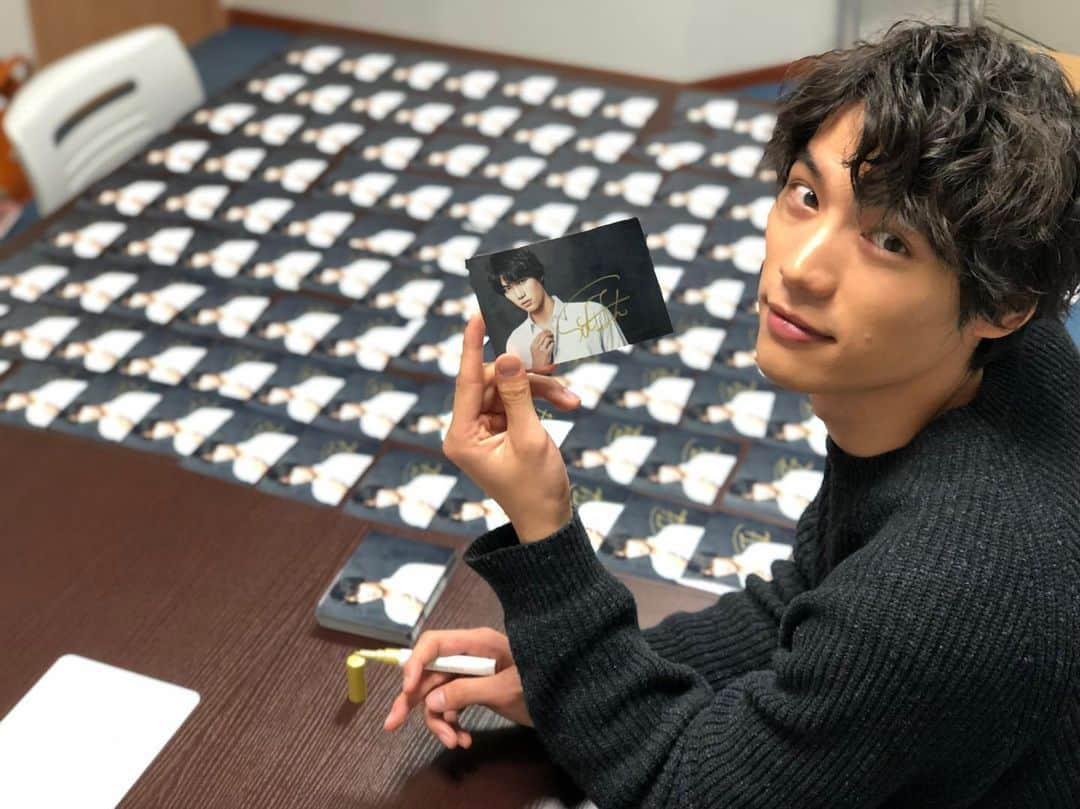 福士蒼汰さんのインスタグラム写真 - (福士蒼汰Instagram)「I wrote tons of autographs for my calendar which will be out on 3/14.  カレンダーの発売のために 数千枚のサインをしたよ！笑 届け！  #calendar  #sotafukushi  #photographer  #hayatoaraki」3月4日 17時24分 - fukushi_sota_official