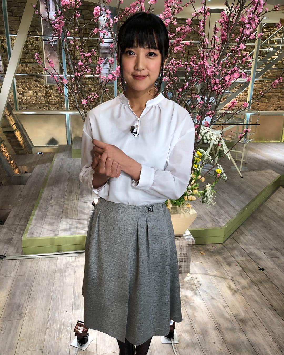 竹内由恵さんのインスタグラム写真 - (竹内由恵Instagram)「最近暑くなったり寒くなったり、服装選びが大変ですね。。はやく春服を着たい季節になってきました🌸 先週の衣装はこちらです！  1枚目 ブラウス・スカート CELFORD(セルフォード) 2枚目 カーディガン・スカート EPOCA THE SHOP(エポカ ザ ショップ) ￼3枚目 カーディガン・スカート NATURAL BEAUTY (ナチュラル ビューティー) ￼4枚目 ブラウス・スカート NATURAL BEAUTY (ナチュラル ビューティー) ￼5枚目 ニット・スカート  EPOCA THE SHOP(エポカ ザ ショップ)  #epocatheshop #celford #naturalbeauty」3月4日 17時55分 - yoshie0takeuchi