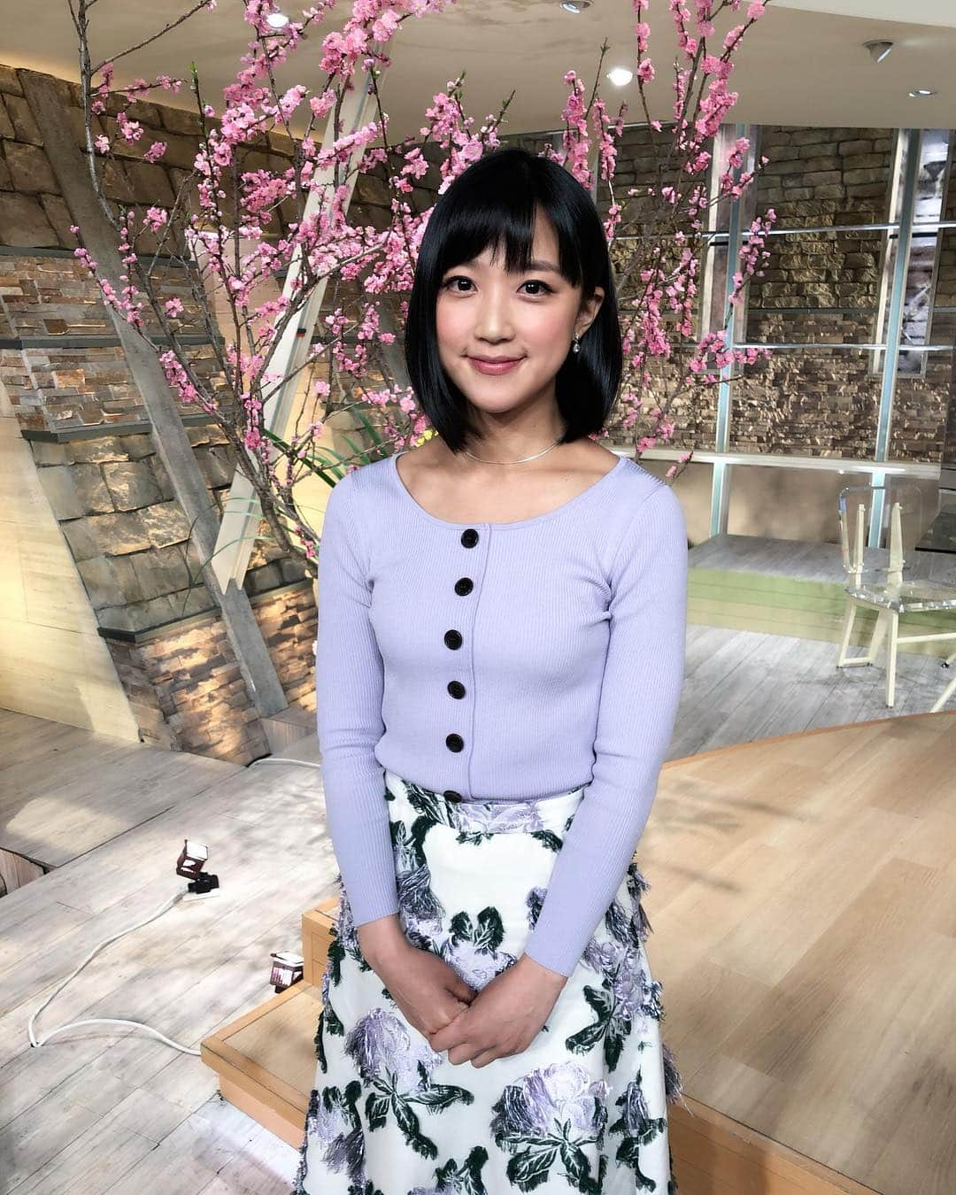 竹内由恵さんのインスタグラム写真 - (竹内由恵Instagram)「最近暑くなったり寒くなったり、服装選びが大変ですね。。はやく春服を着たい季節になってきました🌸 先週の衣装はこちらです！  1枚目 ブラウス・スカート CELFORD(セルフォード) 2枚目 カーディガン・スカート EPOCA THE SHOP(エポカ ザ ショップ) ￼3枚目 カーディガン・スカート NATURAL BEAUTY (ナチュラル ビューティー) ￼4枚目 ブラウス・スカート NATURAL BEAUTY (ナチュラル ビューティー) ￼5枚目 ニット・スカート  EPOCA THE SHOP(エポカ ザ ショップ)  #epocatheshop #celford #naturalbeauty」3月4日 17時55分 - yoshie0takeuchi