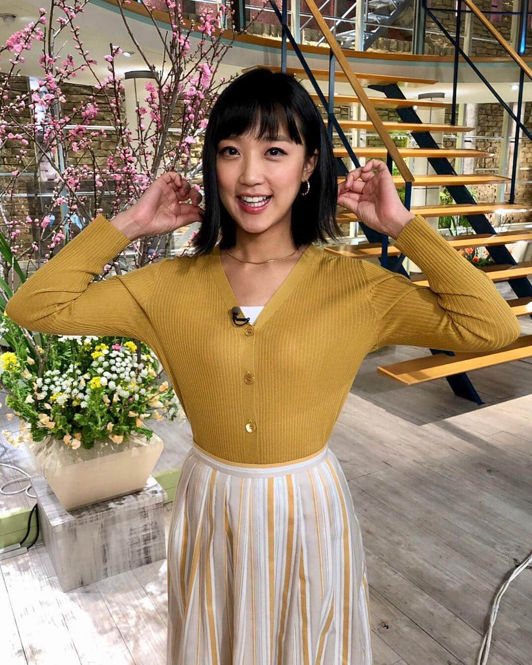 竹内由恵さんのインスタグラム写真 - (竹内由恵Instagram)「最近暑くなったり寒くなったり、服装選びが大変ですね。。はやく春服を着たい季節になってきました🌸 先週の衣装はこちらです！  1枚目 ブラウス・スカート CELFORD(セルフォード) 2枚目 カーディガン・スカート EPOCA THE SHOP(エポカ ザ ショップ) ￼3枚目 カーディガン・スカート NATURAL BEAUTY (ナチュラル ビューティー) ￼4枚目 ブラウス・スカート NATURAL BEAUTY (ナチュラル ビューティー) ￼5枚目 ニット・スカート  EPOCA THE SHOP(エポカ ザ ショップ)  #epocatheshop #celford #naturalbeauty」3月4日 17時55分 - yoshie0takeuchi