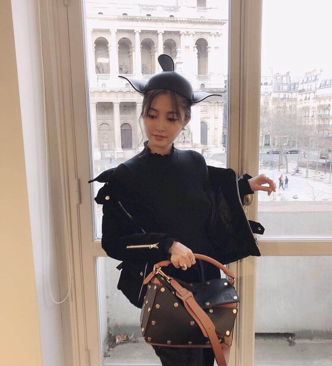 大石絵理のインスタグラム：「パリで行われていたLOEWEの展示会に、número編集長のアコさんとうるちゃんが連れていってくれました💓🧡 ショーでもたくさん使われていた帽子を、アコさんとトライ❤️あれ！意外と馴染んでる？笑 かわいい！かわいい！と私がたくさん写真を撮ってたら、いっぱいこっちを向いてくれました💖本当に可愛くて、かっこよくて、愛に溢れた方。 アイテムも全部可愛かったけど、特にニットとブーツが、ため息が出ちゃうほどの可愛さで…。 最後のバッグはオペラバッグと言って、暗いところでも見えるようにバッグの中でライトをつけれるんだって…✨ヨーロッパらしいステキなアイディアだよね💛💖 あぁああぁ早くほしー😣 個人的には次シーズンいちばん注目のブランドのひとつです。 @loewe  @numerotokyo #ericloset」