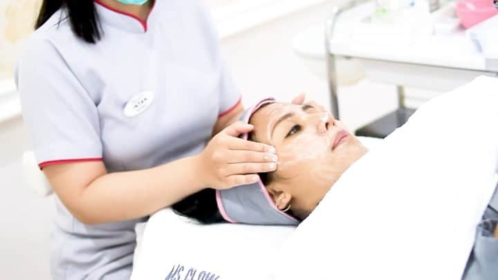 Jelly Jeloのインスタグラム：「Setelah 9 bulan ga pernah treatment perawatan wajah karena hamil, tau sendiri kan kucelnya kayak gimana?? 😫😭.. akhirnya 2minggu setelah lahiran aku pergi ke @msglowclinicbdg buat treatment wajah aku, treatment yg aku pilih adalah Oxygeneo, yang ngebuat wajah aku bersih dan bersinar lagi 😍♥️ Thank You @msglowclinicbdg aku suka banget treatmentnya !  #jellyjel0 #msglowclinicbdg #bandung #facetreatment #indonesia」