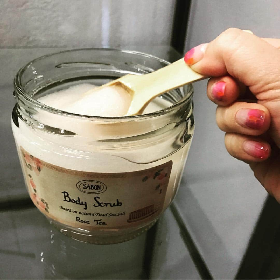 小林かなさんのインスタグラム写真 - (小林かなInstagram)「最近のバスタイムのお供、 @sabon_japan の ボディスクラブとシャワーオイル。 . ローズティの優しい香りが、 慌ただしい1日の終わりにやっと、 女だったわ、私。 な気分に浸らせてくれます。 . 発売中の @androsy_tkj  でご紹介させて いただいています😊 . #androsy #sabon #sabonrosetea  #ひじひざかかと #しっとり #つるつるだよ #大事だよ」3月4日 18時13分 - kana__kobayashi