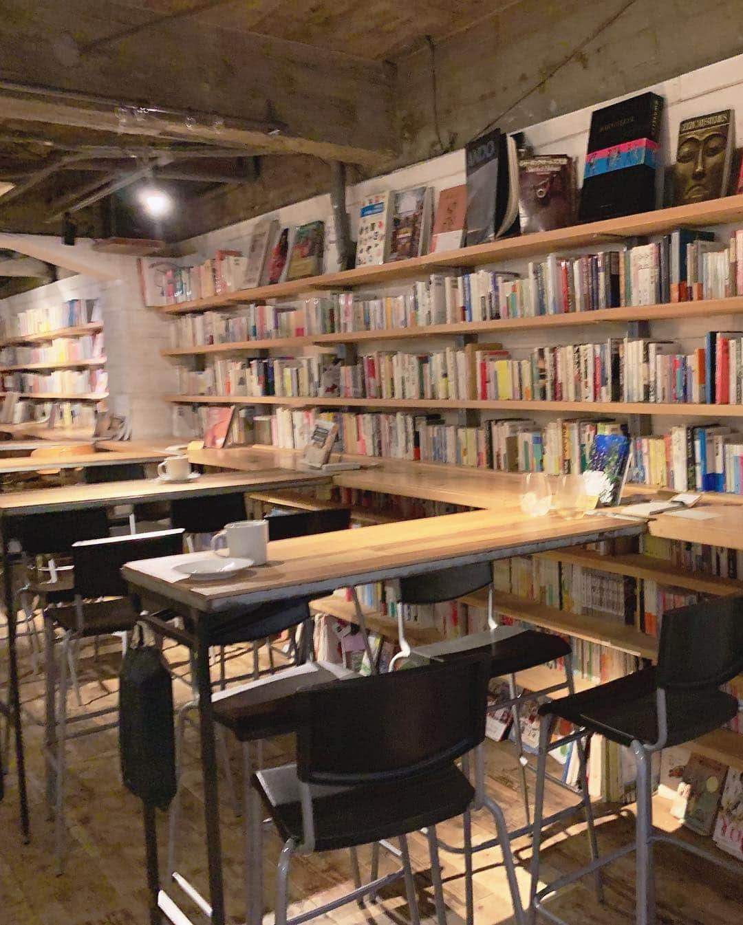 小鳥遊くれあさんのインスタグラム写真 - (小鳥遊くれあInstagram)「今日は #渋谷 の #道玄坂 にある 「森の図書室｣に行ってきたよ〜\(*´•∀• `* )💕 店内はテーブルから椅子までオシャレなウッドで統一されてて、それにたくさんの本に囲まれてるので、まるで森のようですごく落ち着ける空間でした☺️ ドリンクもフードもオシャレ！  なんとみんなが知っているであろう絵本をモチーフにした美味しいケーキもありました…😳💓 奥にはバースペースもあってお酒を頂きながら本が読める…  隠れ家的なブックカフェって感じでした✨  ソファベッドみたいなゴロンと寝転がれるスペースもあったから家みたいにまったりとくつろいで本を読むこともできます👍  しかも！！こういった場所ってだいたい禁煙が多いと思うんですが、 ✨超限定✨で3/31までPloomTECH(プルームテック)のみ 喫煙可能にされたそうです…！！！ プルームテックは臭いも煙も少ないから周りを気にしないで吸えるし、この空間で読書しながらなんて最高にくつろげる💕💕 気になって頂けたらぜひぜひ渋谷の｢森の図書室｣へ いらしてください(*´ω｀*) #PR #森の図書室 #PloomTECH #プルームテック #PR」3月4日 18時20分 - kurea_primo