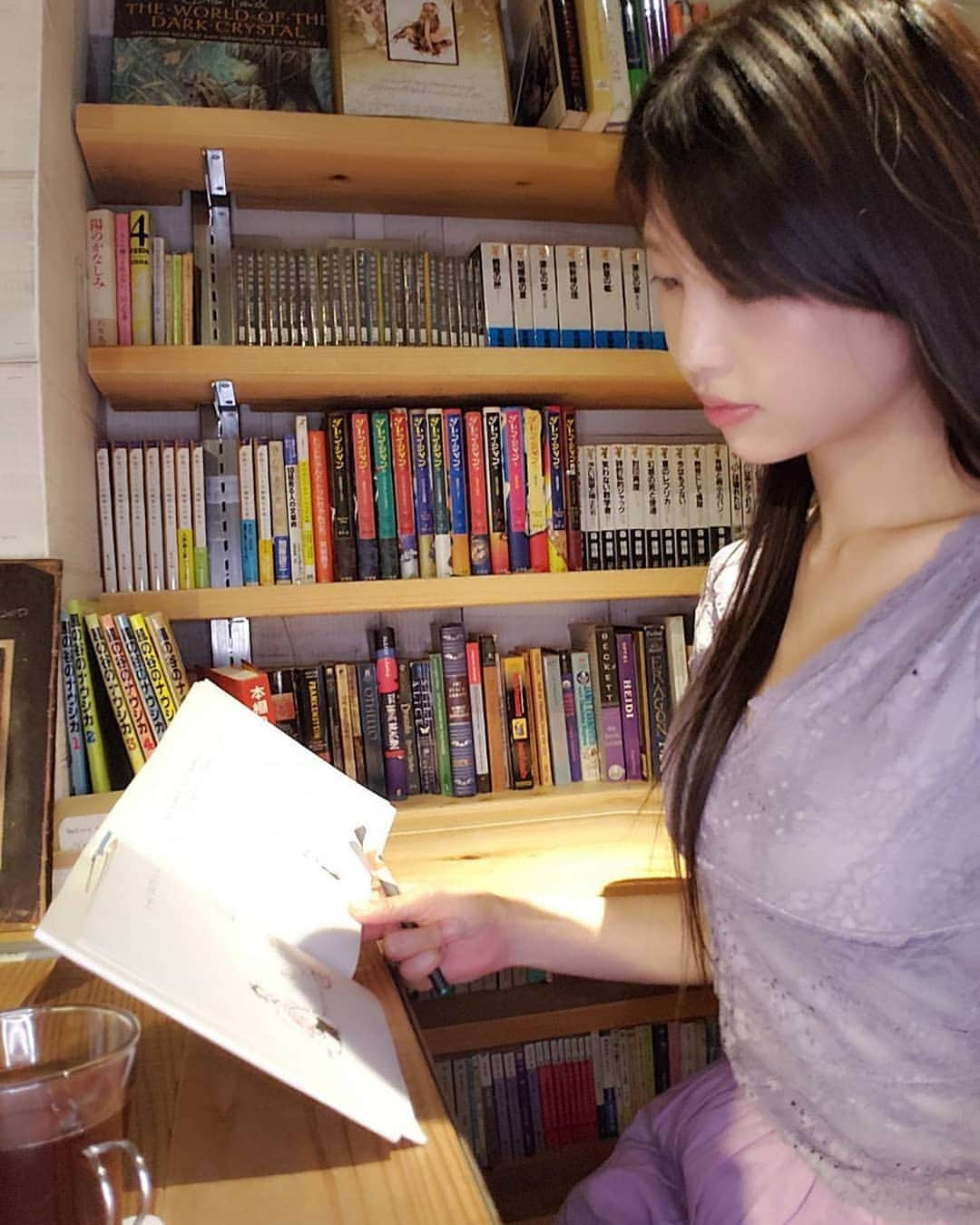 南楓さんのインスタグラム写真 - (南楓Instagram)「道玄坂にある『森の図書室』に遊びに行ってきました。  通り沿いなので 外は少し賑やかですが、一歩お店の中に入るとかなり落ちついていて静かに過ごせる隠れ家のようなお店。 なんと本に登場するフードやドリンクを再現されてるメニューもありました！ 今回ぐりとぐらのカステラを頂きましたが本当に美味しかったです🥞💓🍴 オシャレなウッドの椅子やテーブル席もあればソファベッドみたいなゴロンと寝転がれるスペースもあったから家みたいにまったりしながら、軽食からアルコールまで楽しめます。 ちなみに夜はbarにもなるそうです！  さらに！！ 店内では期間限定で3/31までPloomTECHと新機種のPloomTECH+のみ喫煙可能で、Ploom TECHはレンタルもできるとのこと！  都会の喧騒から離れた癒し空間をぜひ体験してください。  #PR #森の図書室 #PloomTECH #プルームテック」3月4日 18時46分 - kaede_elysion