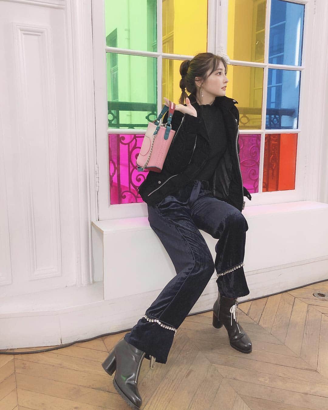 大石絵理のインスタグラム：「@delvaux 💛💗💙💚❤️ この扉を通ると、月に行けるという素敵なテーマ。 最初見たときどこでもドアかと思ったけどね笑 こんなロマンチックなエピソードがありました。笑 バッグにもたくさんメッセージにまつわるデザインが施されていて、大事な人にプレゼントしたいなぁと思いました😌 私のボトムは、実はGUCCIのパジャマなの！ベルベット素材で、実物を見ると裾のジュエリーが大粒でゴージャスなので、私服としても使えます💎DADAのブーツは本当に履きやすくて、ヘビロテ。 @numerotokyo #ericloset」